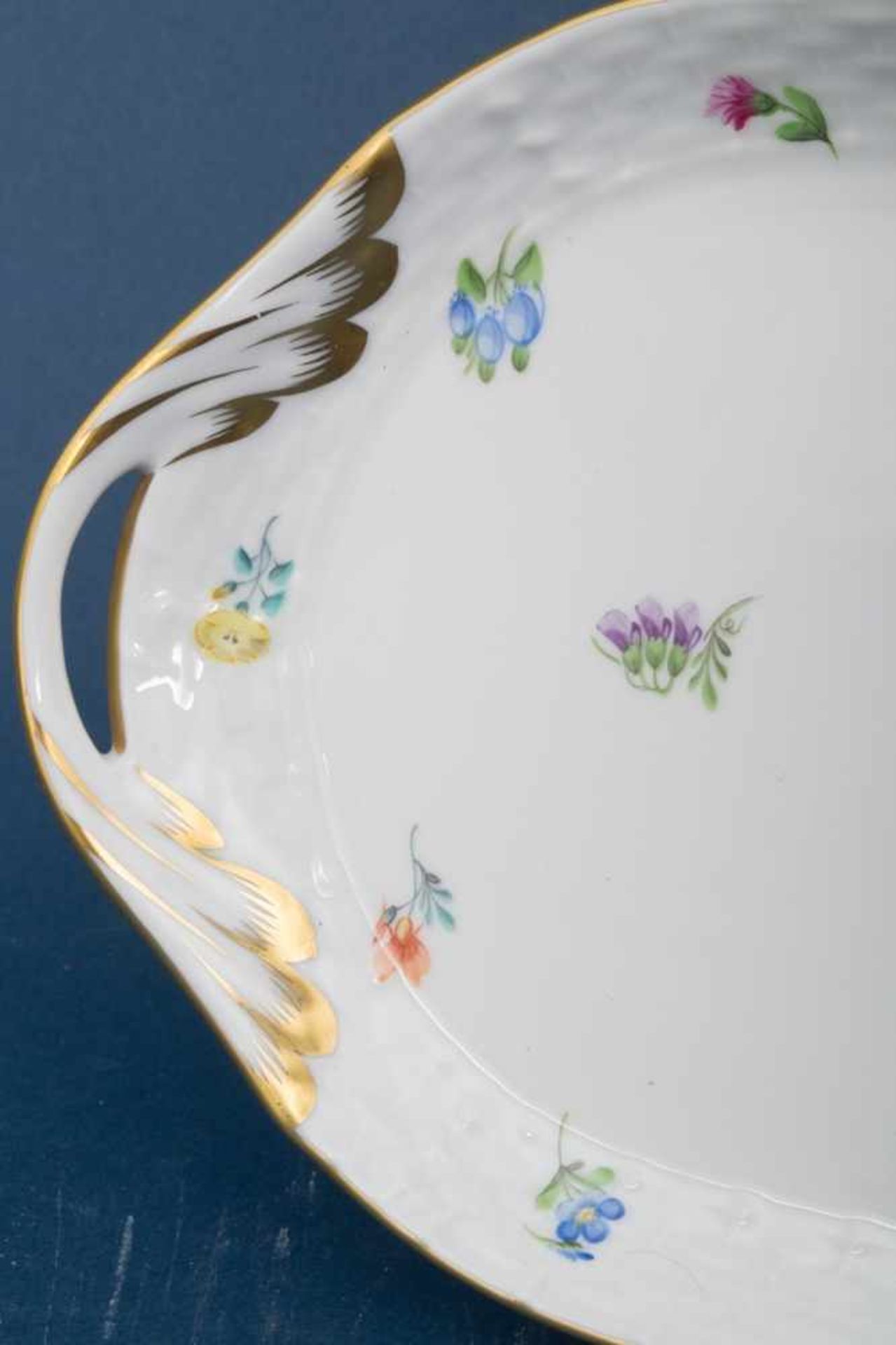 Längliches Kuchentablett, Herend Weißporzellan mit polychromer Blütenmalerei, plastischer - Bild 3 aus 6