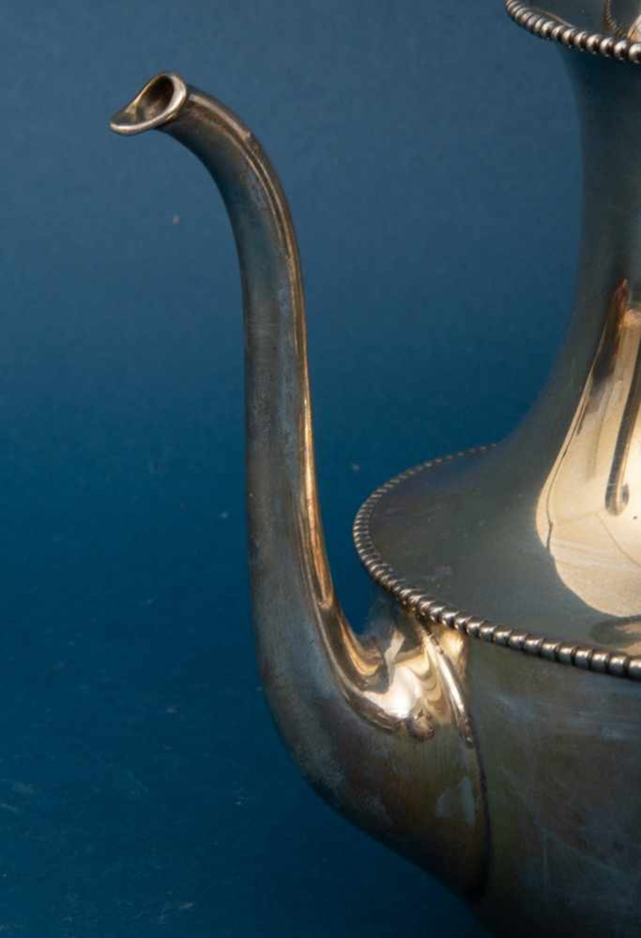 Elegante 925er Sterlingsilber Kaffeekanne mit "Perlrand"- Dekor, Höhe ca. 21 cm, ca. 619 gr. Sehr - Bild 3 aus 8