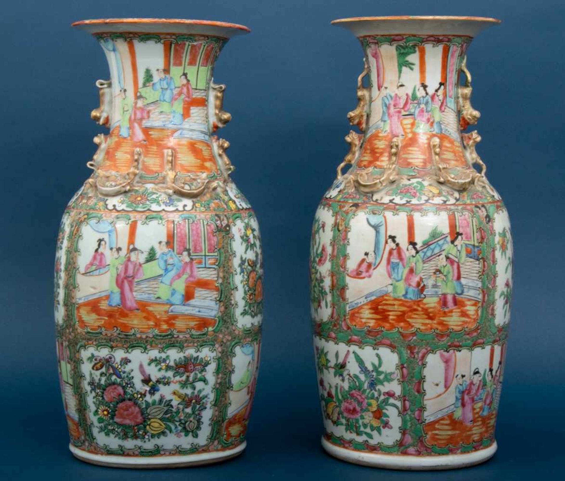 Zwei sehr ähnliche Vasen, China, Export-Porzellan (1 x) mit Pseudo-Kiang Xi 4Zeichen-Marke, um 1900.
