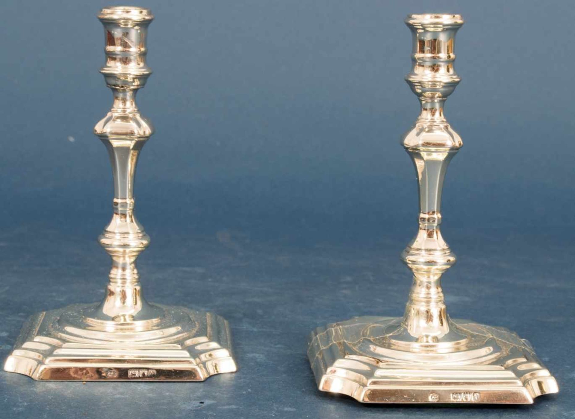 Paar einflammiger Tischkerzenleuchter, 925er Sterlingsilber,Füße beschwert, Höhe ca. 11 cm, ca. - Bild 2 aus 7