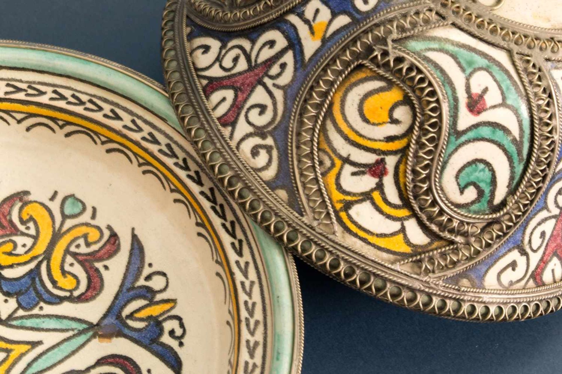 Orientalisches Deckelgefäß, polychrom staffierte, glasierte Keramik mit aufwändig gestaltetem, - Bild 15 aus 16