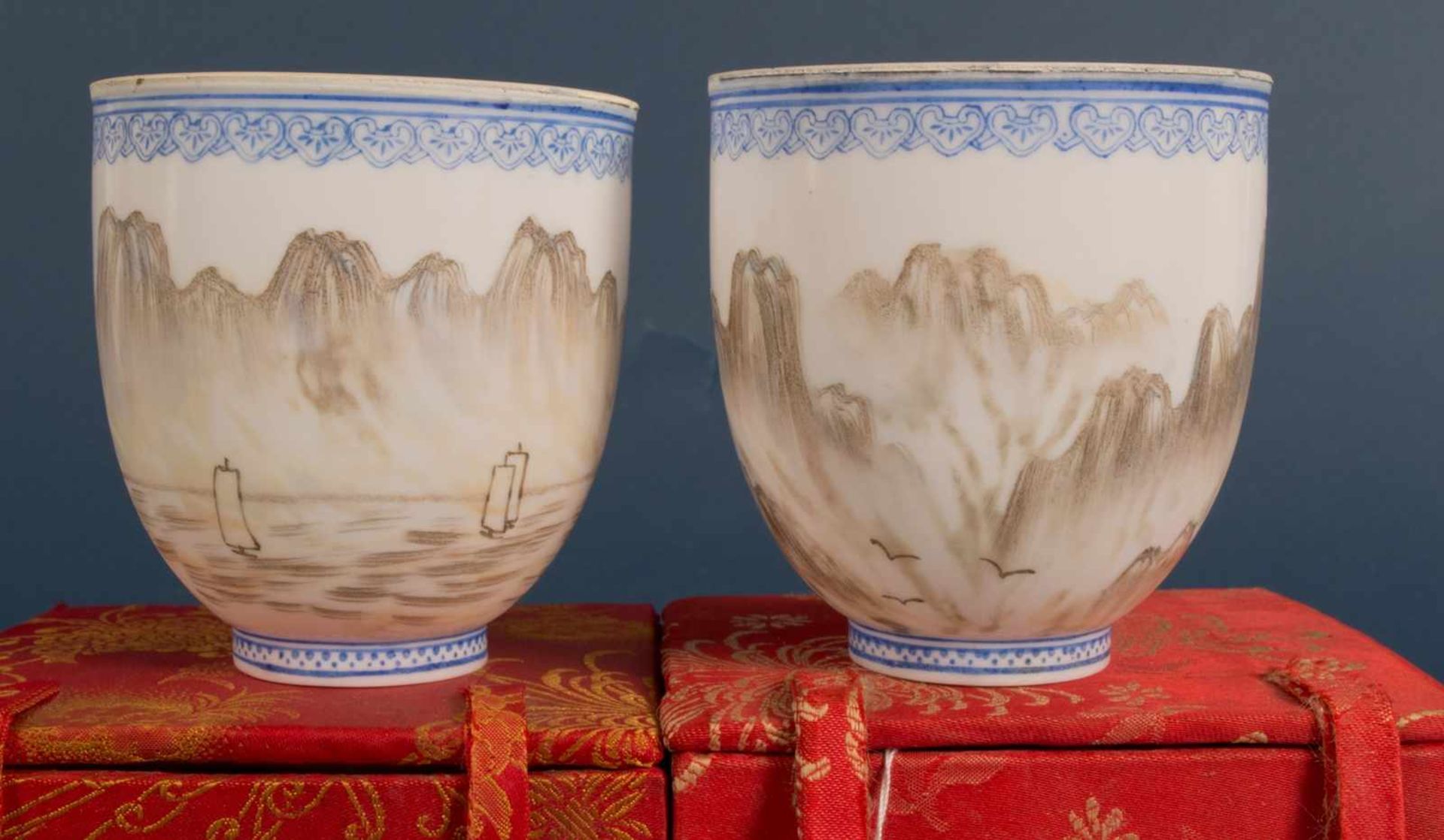 Paar Becher, Eierschalenporzellan (hauchdünn!) mit polychrom gemalter Landschaft, China Ende 20. - Bild 3 aus 6