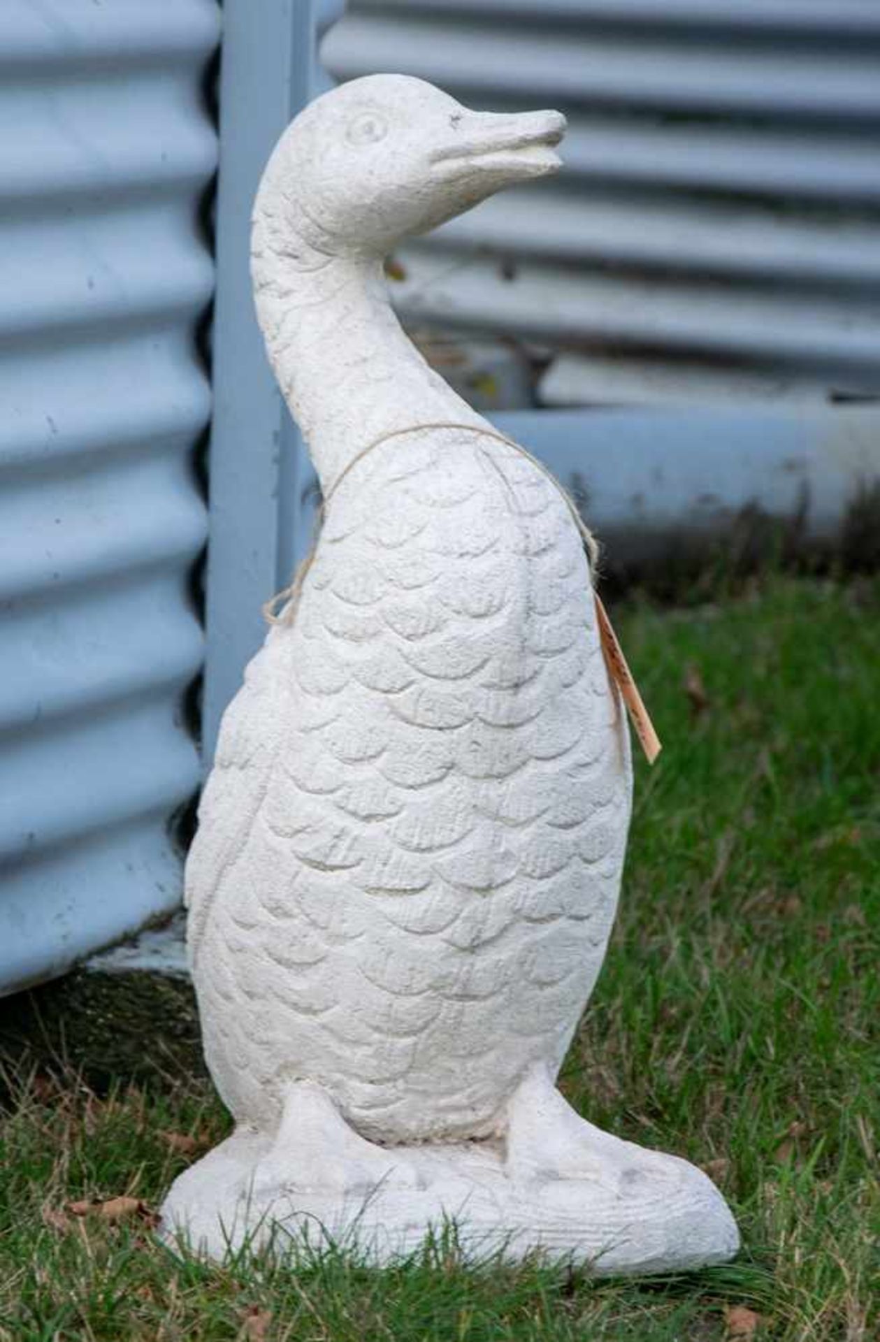 "Schnatterinchen" - Ausschau haltende Ente. Betonguss. 20./21. Jhd. Höhe ca. 65 cm. - Bild 2 aus 4