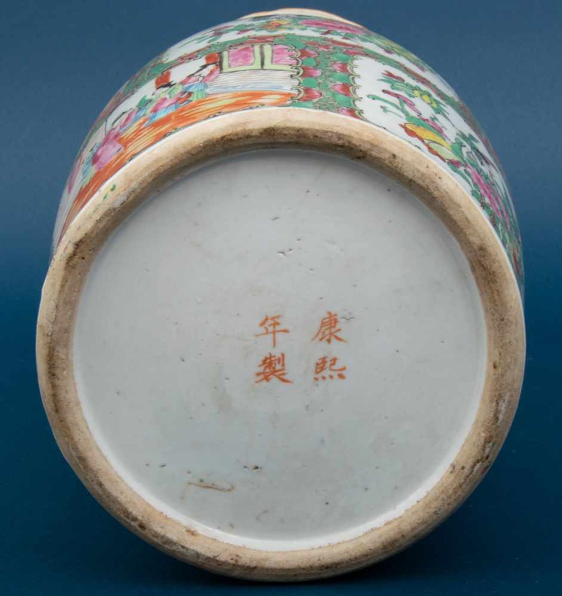 Zwei sehr ähnliche Vasen, China, Export-Porzellan (1 x) mit Pseudo-Kiang Xi 4Zeichen-Marke, um 1900. - Image 13 of 13