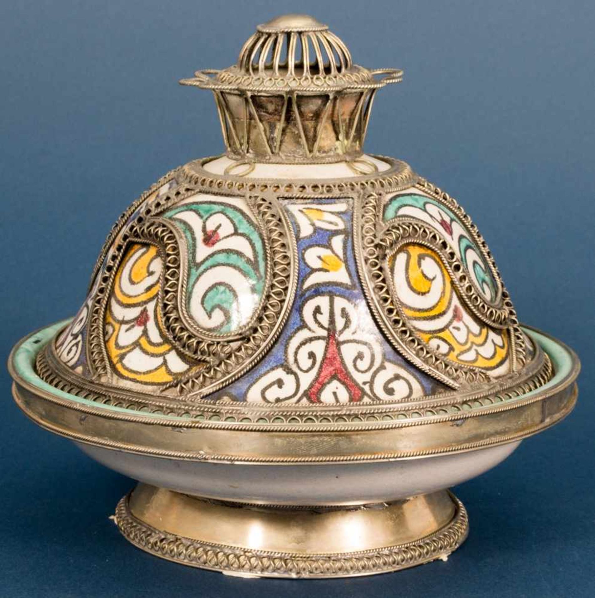 Orientalisches Deckelgefäß, polychrom staffierte, glasierte Keramik mit aufwändig gestaltetem, - Bild 16 aus 16