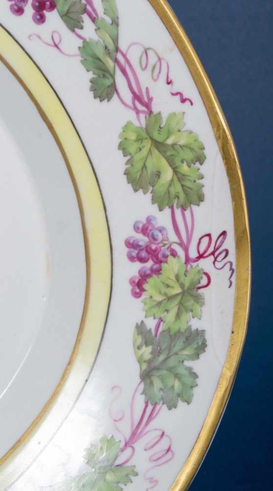 Zwei ovale Platten der KPM Berlin, 19. Jhdt. Weißporzellan mit polychromem Floraldekor u. reicher - Image 5 of 14