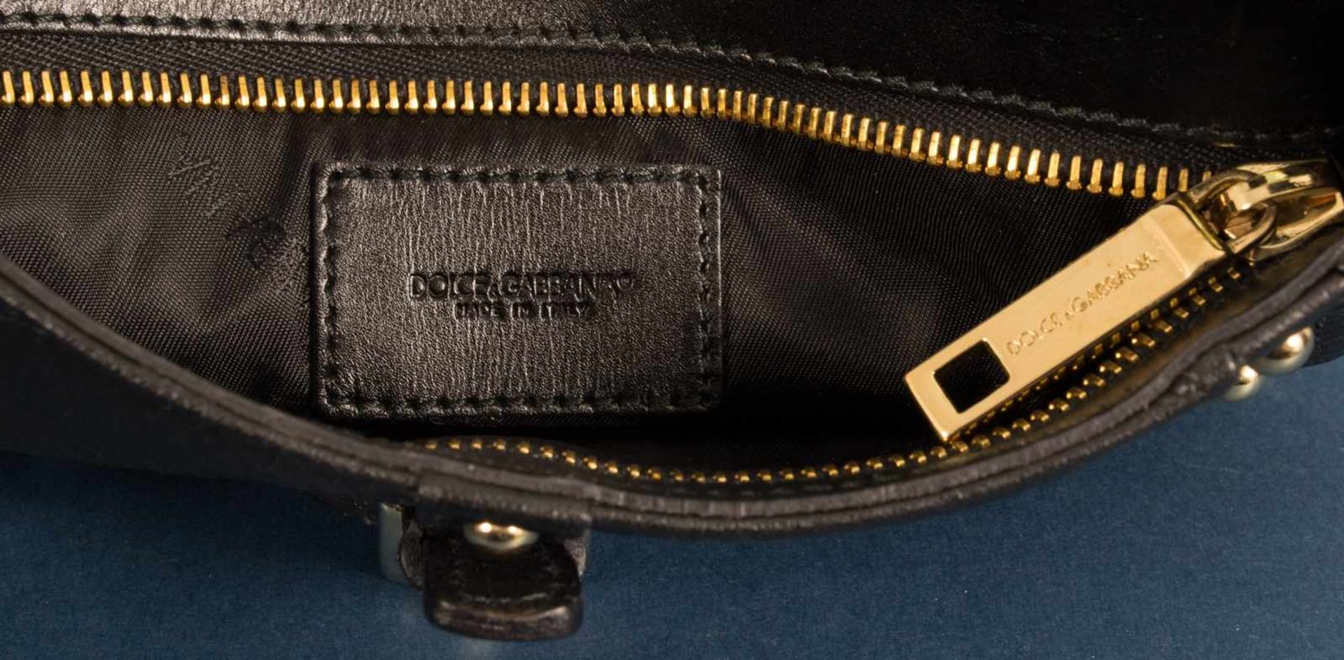 "DOLCE & GABBANA". Unterarmtasche/Clutsch, schwarzes Leder mit teilweise graviertem - Bild 6 aus 10