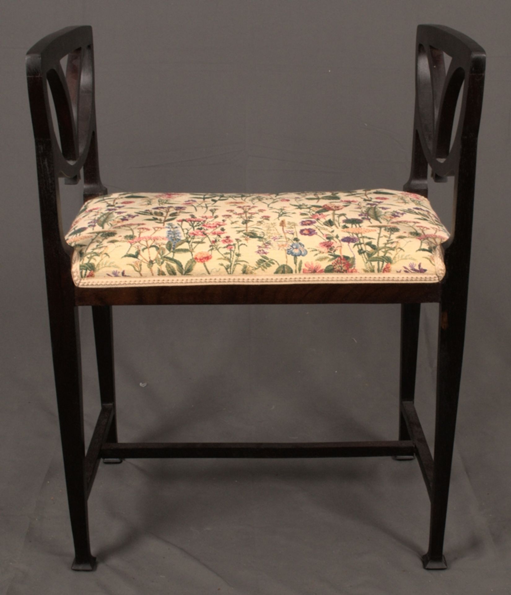 Zierliche Klavierbank mit gepolsterter & stoffbezogener Sitzfläche. Jugendstil um 1900. Schweres, - Bild 6 aus 9