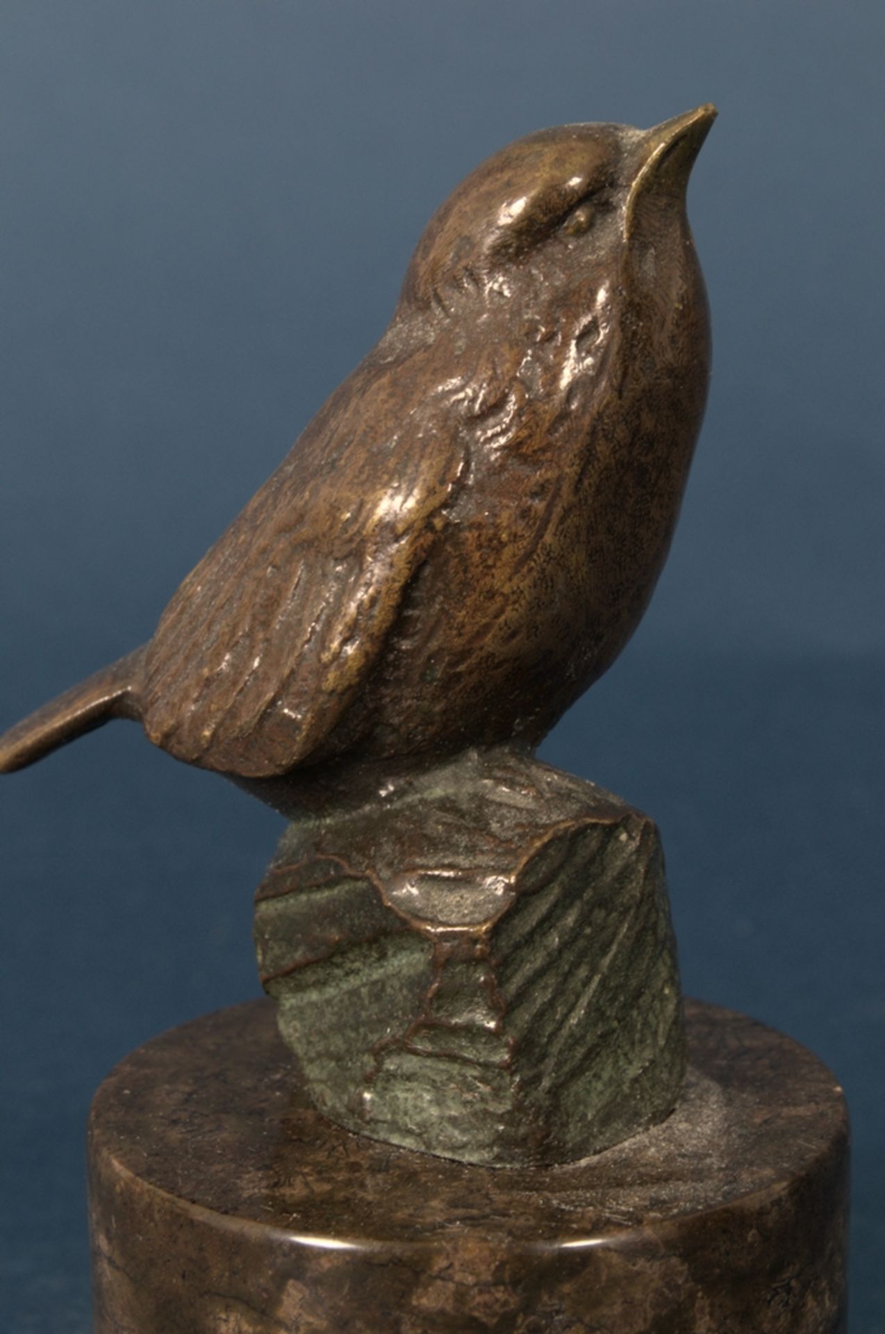 Zwei Kleinbronzen: "Vogel auf Stein" & "Vogel auf Ast" (signiert K. Heynen-Dumont), auf runden - Bild 14 aus 17