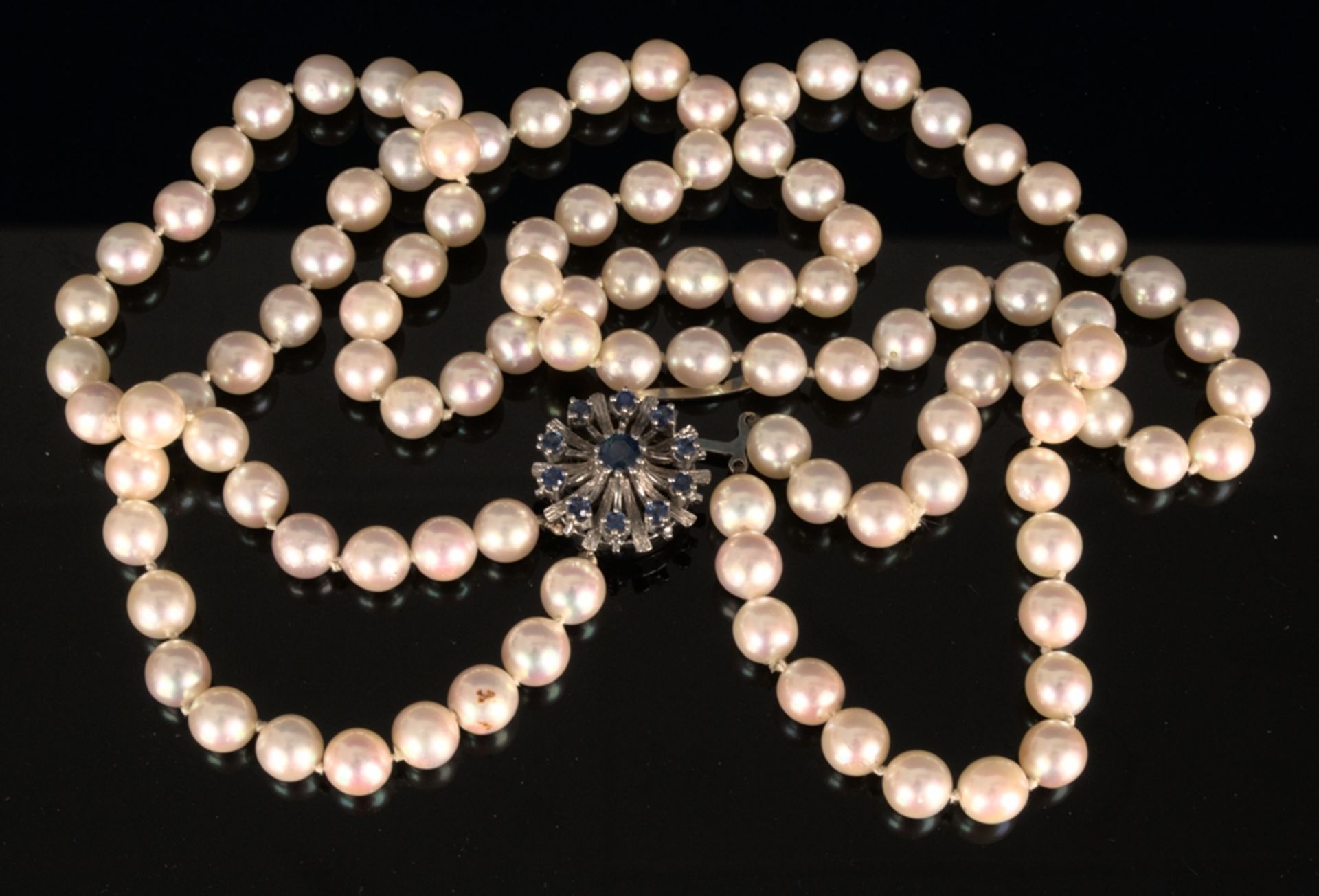 Elegante, zweireihige Perlenkette mit Weißgold-Sicherheitsverschluß, dieser mit Saphirbesatz.