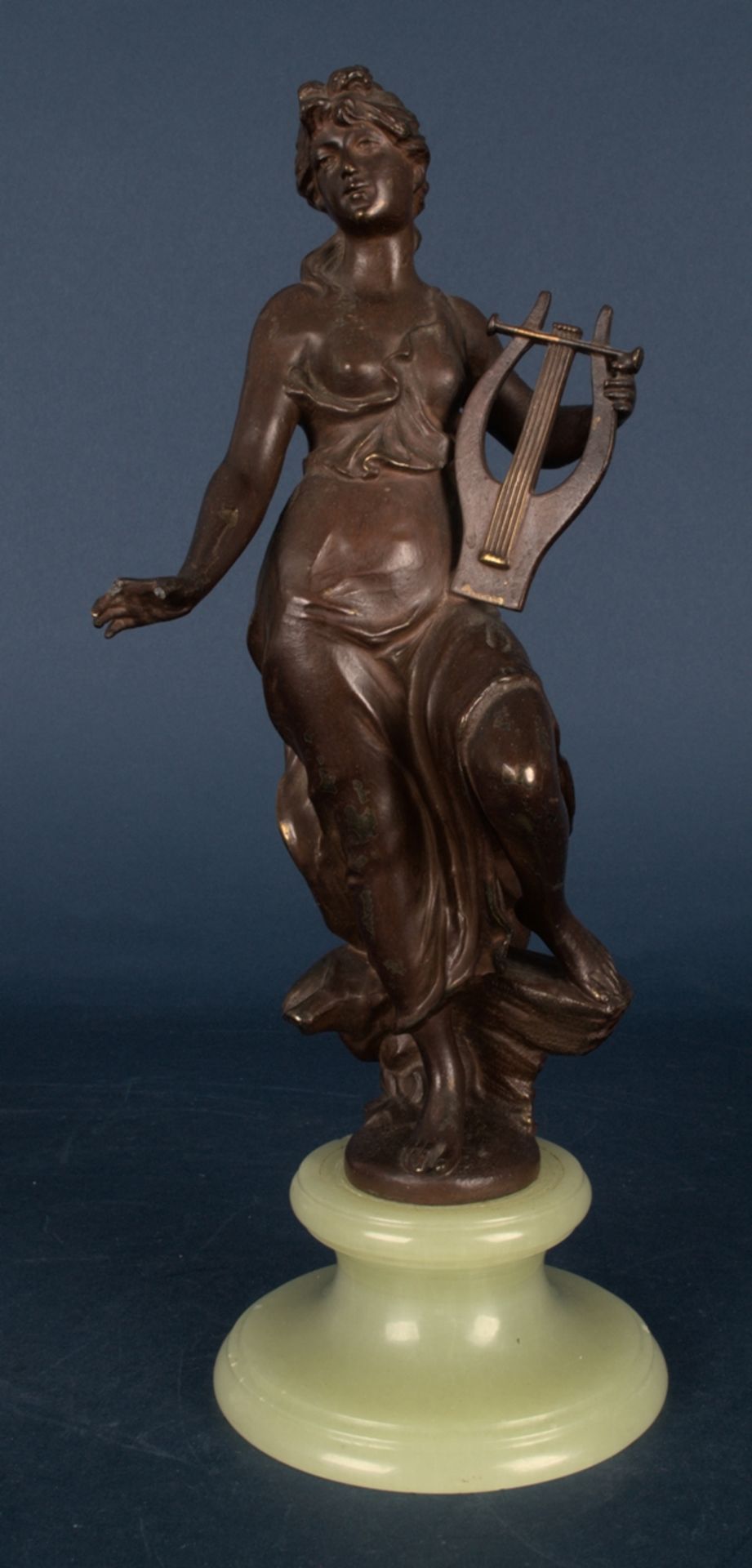 "Allegorie der Musik", bronzierte Metallgussfigur auf getreppem Onyxsockel montiert, zwei Finger der