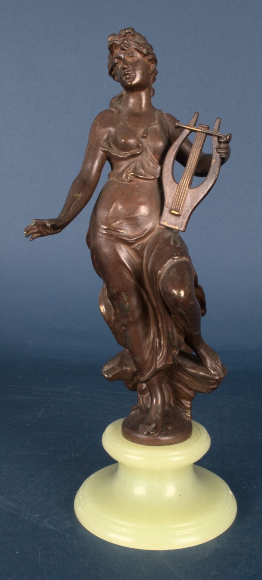 "Allegorie der Musik", bronzierte Metallgussfigur auf getreppem Onyxsockel montiert, zwei Finger der - Bild 3 aus 12