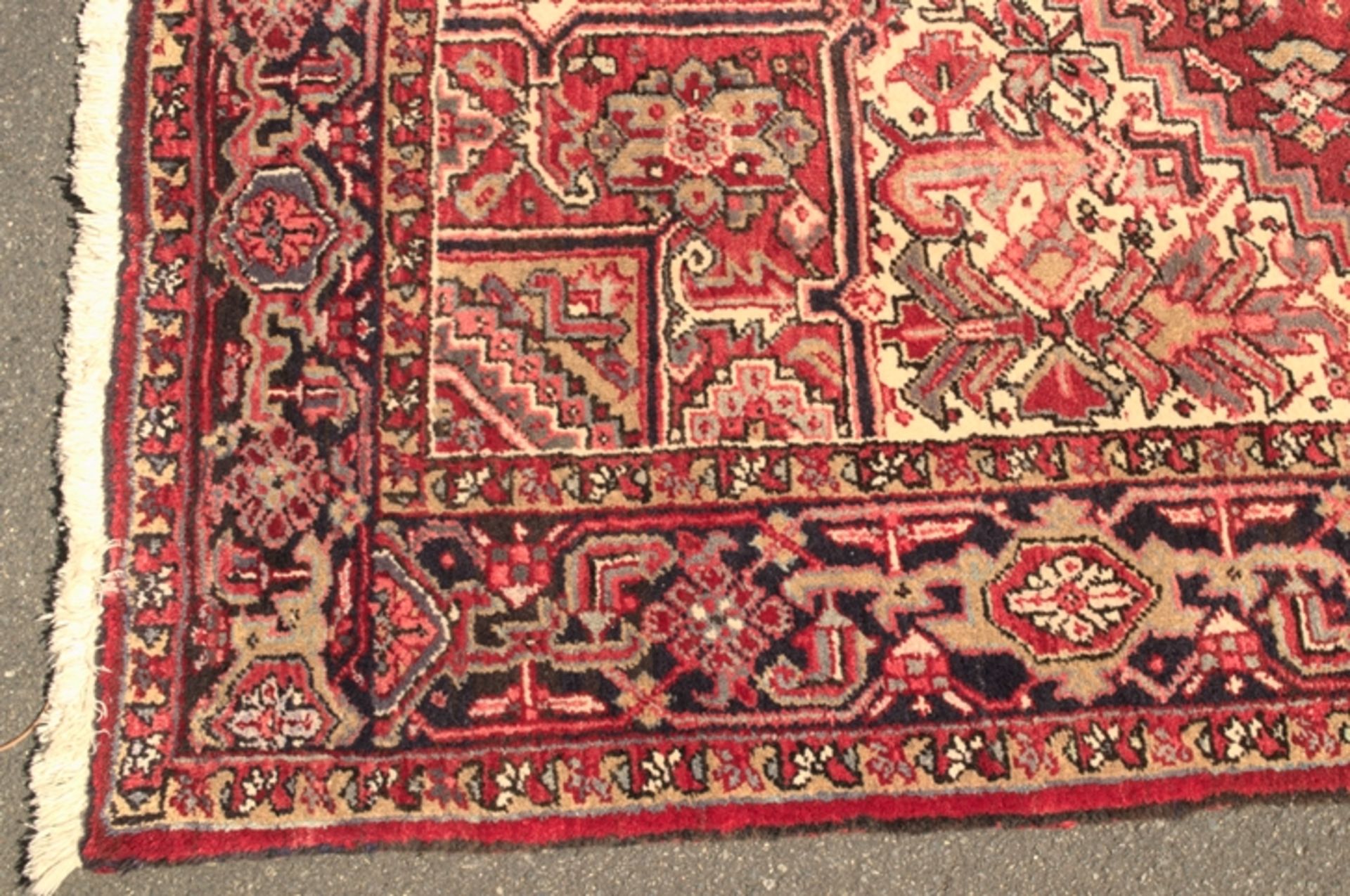 Heriz-Teppich, nordwestlicher Iran der 1960er/70er Jahre, ca. 350 x 248 cm. Robuster, schwerer, - Bild 12 aus 12