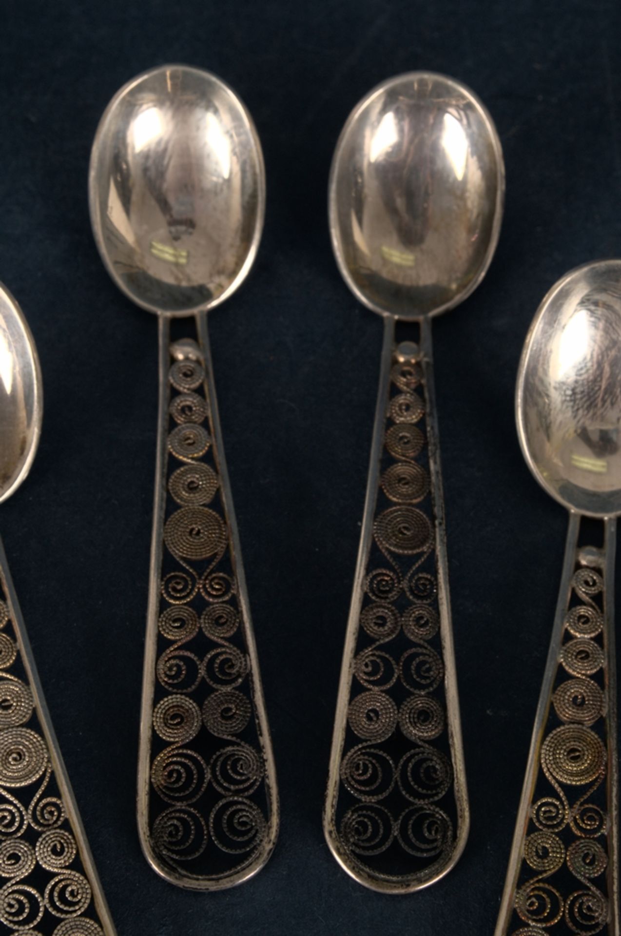 6 Mokkalöffel, 835er Silber, in Filigran-Technik gestaltete Löffelgriffe, Länge je ca. 8,5 cm, - Bild 3 aus 6