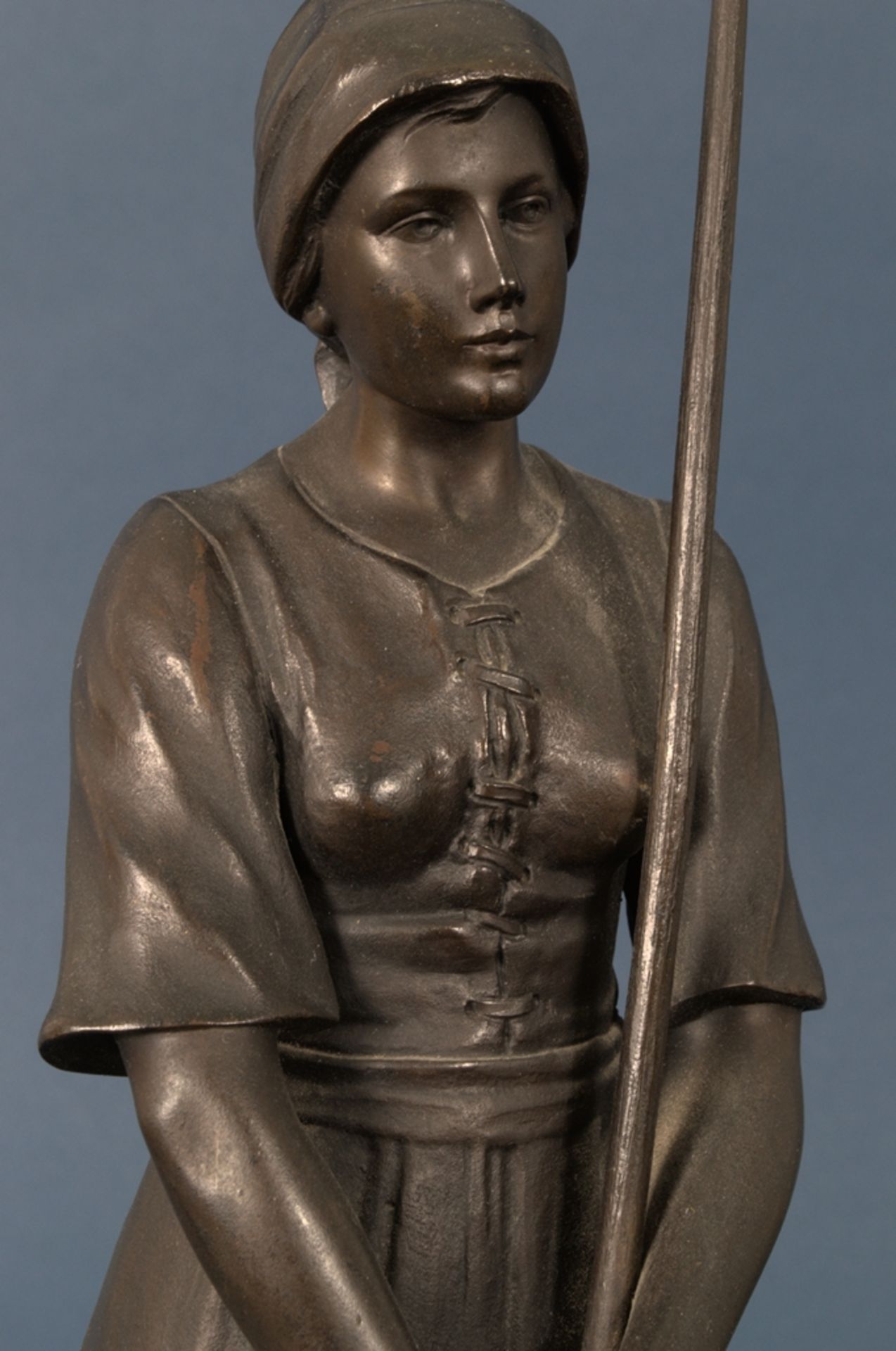 "Jungbäuerin" mit Heu-Rechen, dunkelbraun patinierte Bronze, auf naturalistisch gestalteter - Bild 19 aus 20