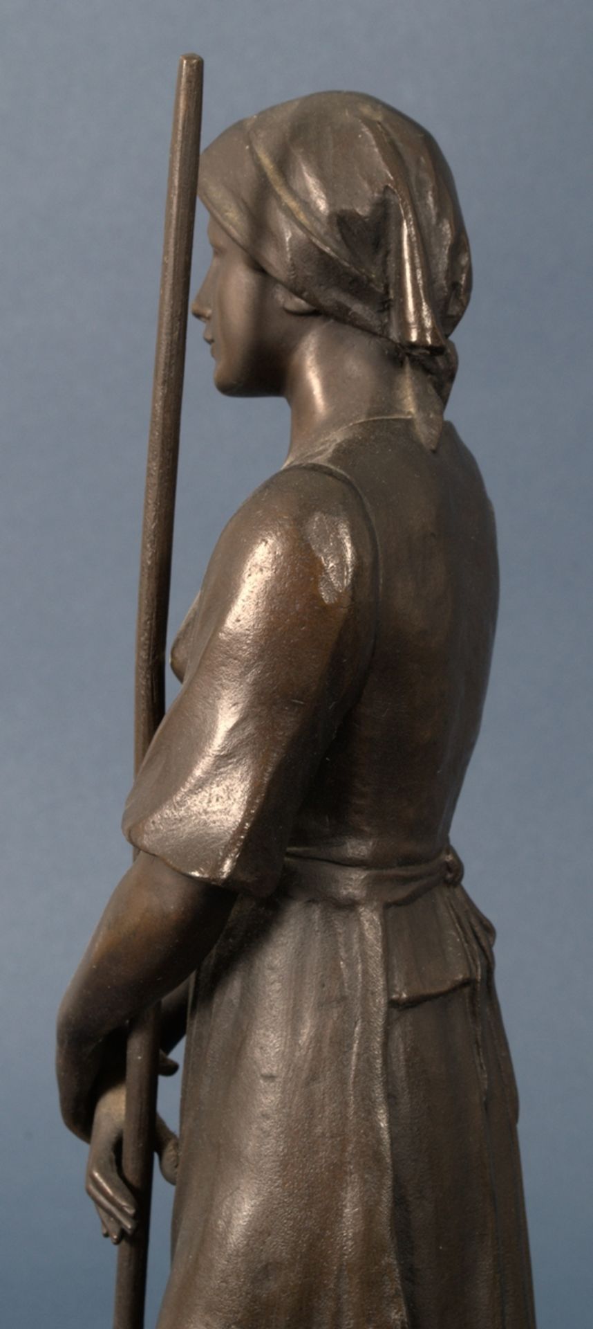 "Jungbäuerin" mit Heu-Rechen, dunkelbraun patinierte Bronze, auf naturalistisch gestalteter - Image 11 of 20