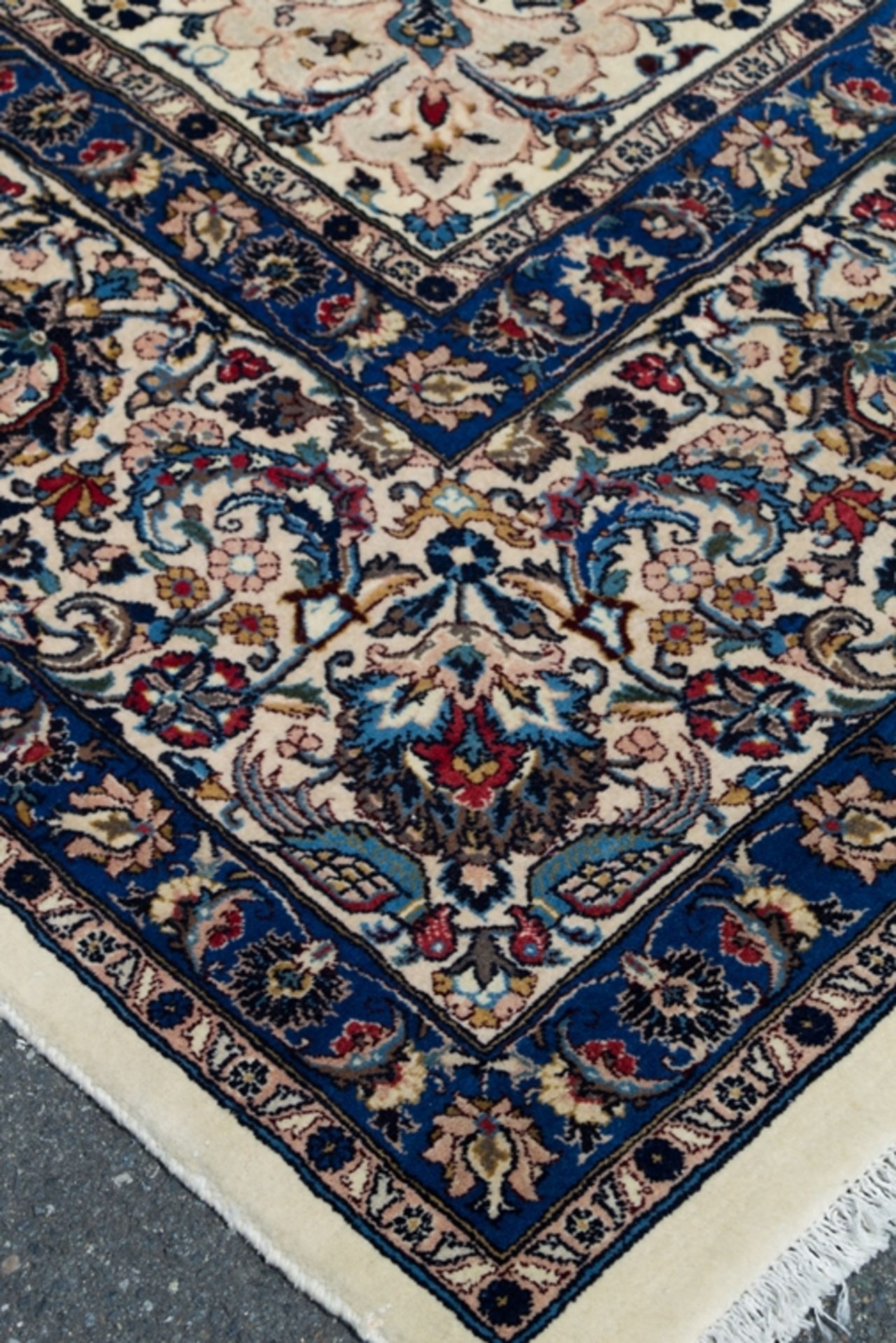 Großer, eleganter Orientteppich, Iran, Ende 20. Jhd., ca. 290 x 450 cm. Durchgemusterter Fond, - Bild 10 aus 17