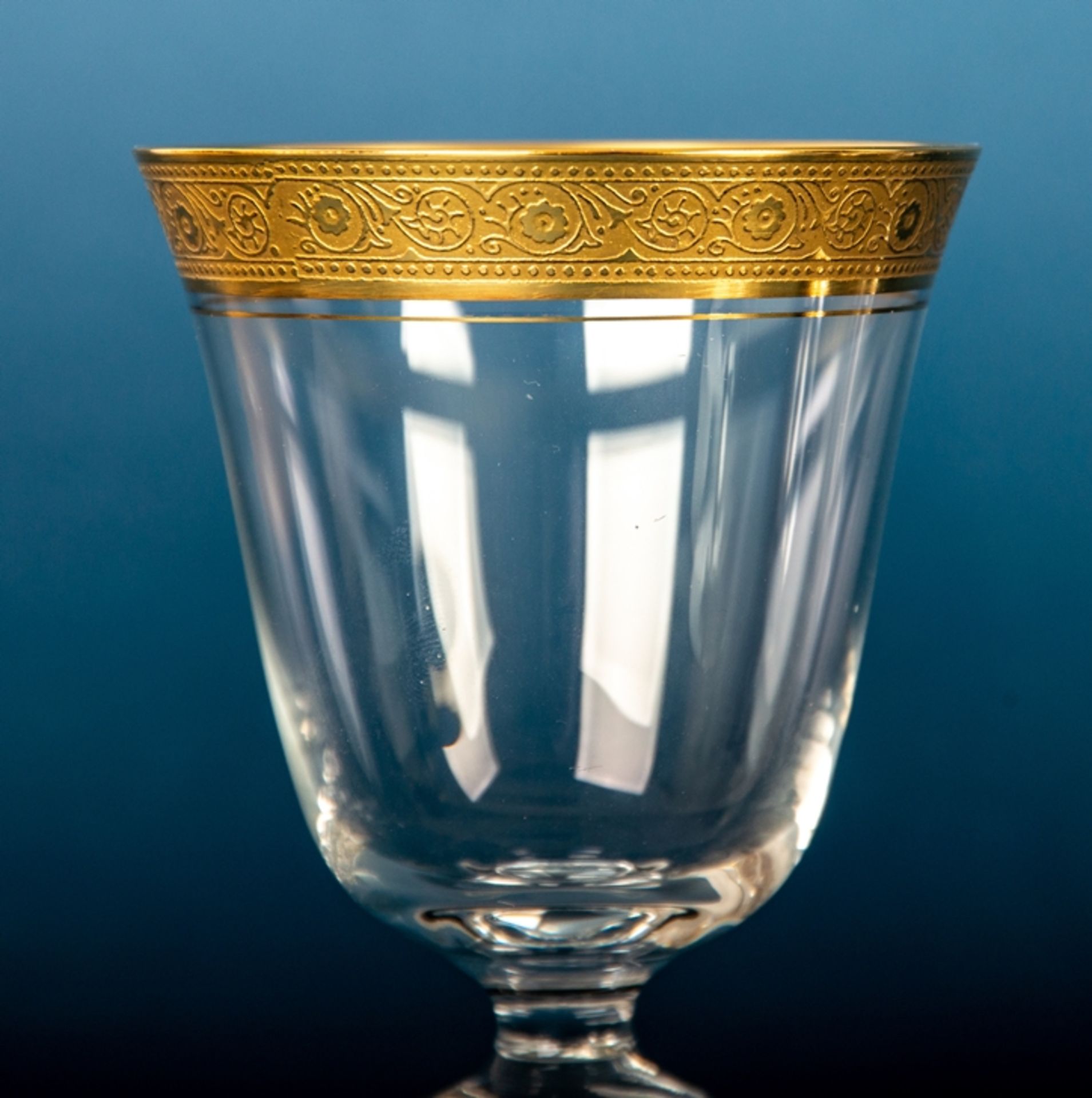 Theresienthal'er Glasmanufaktur. 12 Weingläser auf Standfuß, farbloses Kristallglas mit breitem, - Image 3 of 5