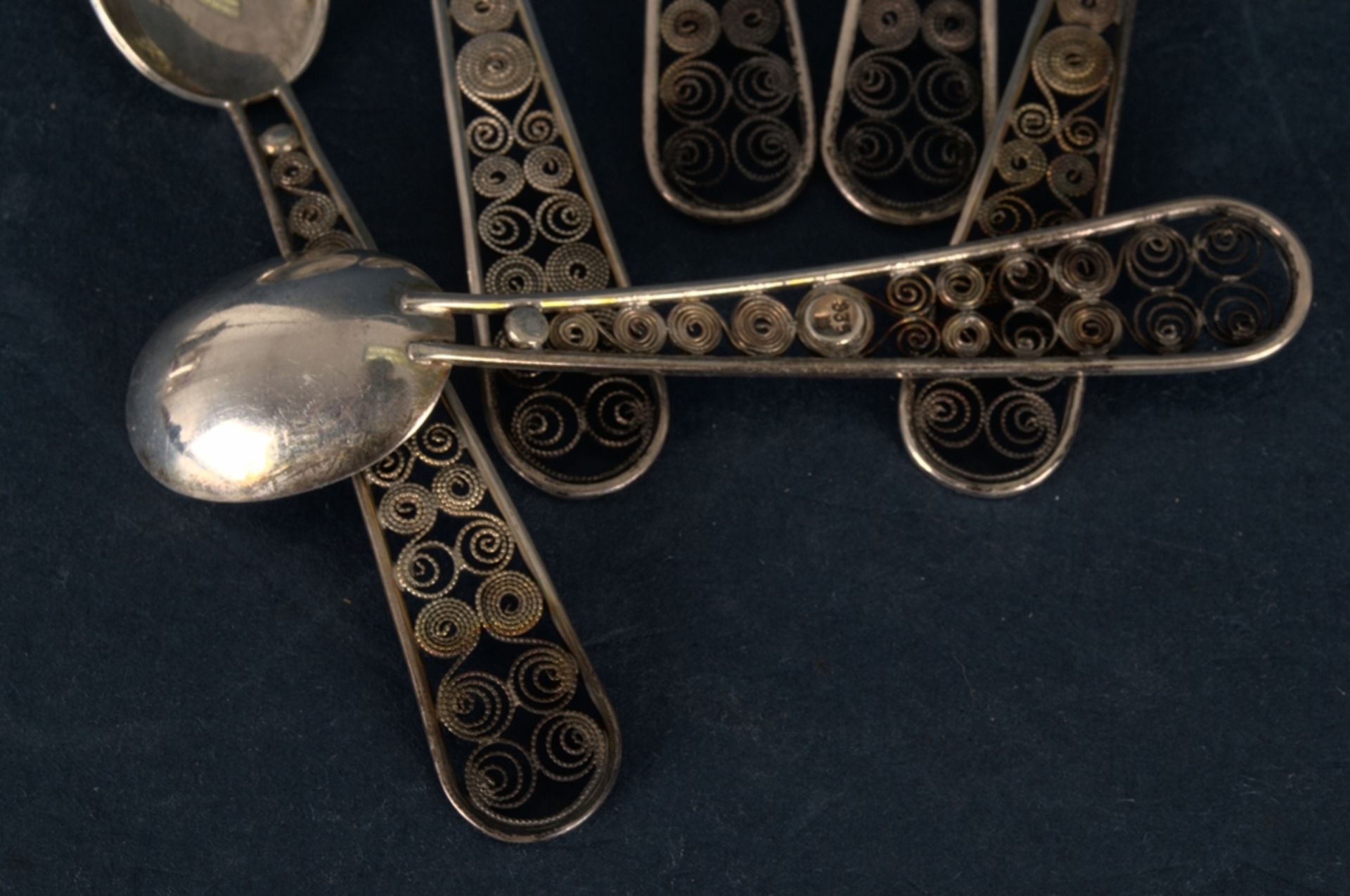 6 Mokkalöffel, 835er Silber, in Filigran-Technik gestaltete Löffelgriffe, Länge je ca. 8,5 cm, - Bild 5 aus 6