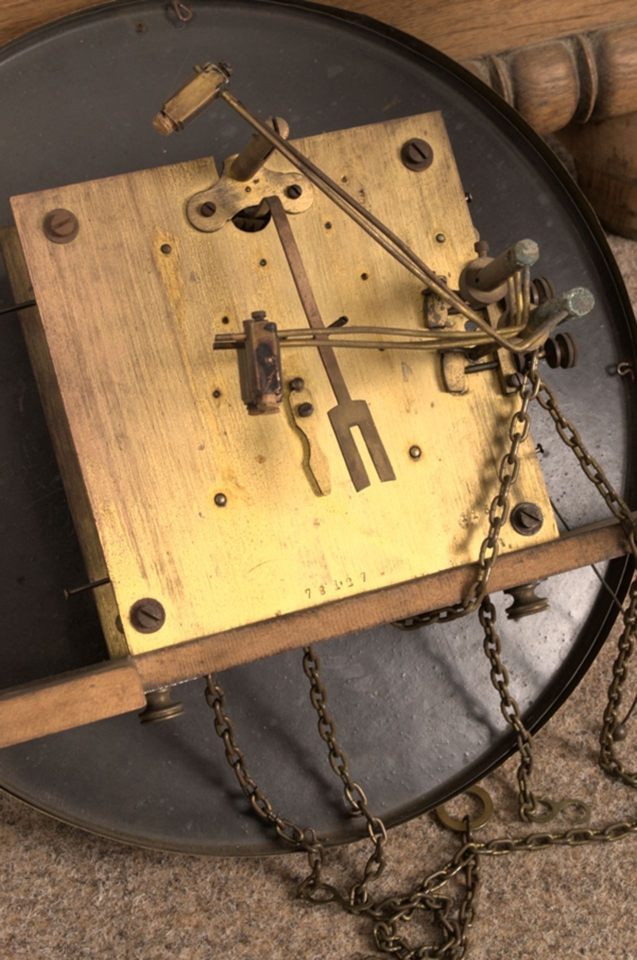 Bodenstanduhr. Helles Eichengehäuse mit Rundbogenabschluß, zweigewichtiges Uhrwerk mit Schlag auf - Image 6 of 9