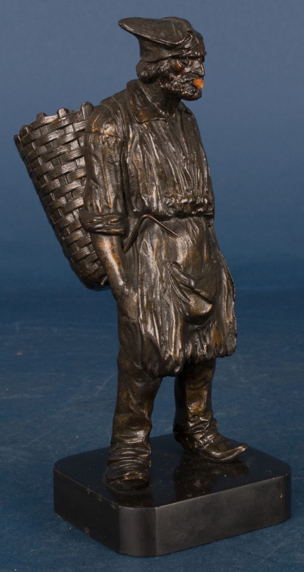 "Kiepenmann" - Standfigur eines leicht nach hinten geneigten Mannes mit Mütze, Kiepe und "Büschel im - Bild 4 aus 11