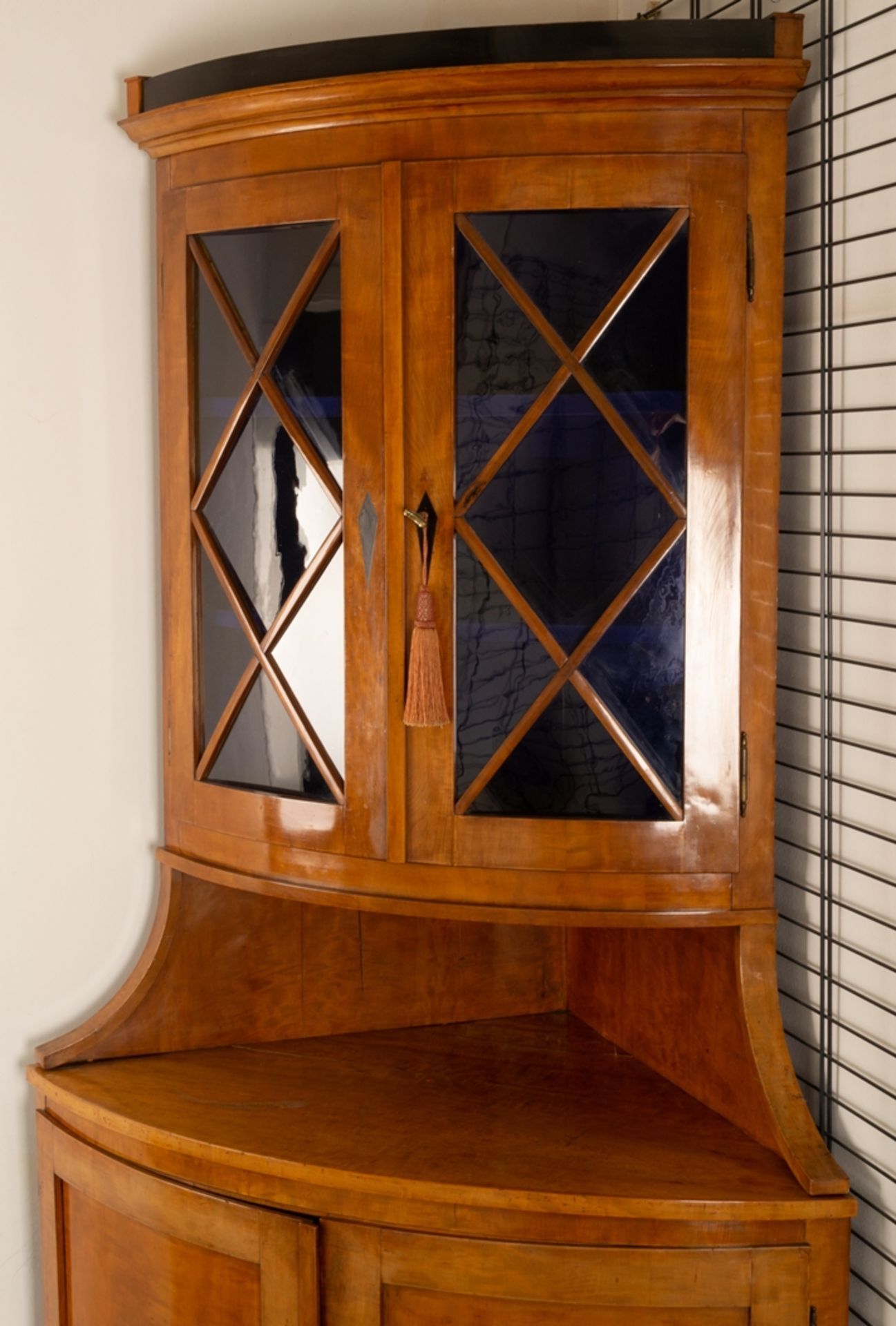 Eleganter Eckvitrinenschrank. Biedermeier deutsch um 1820/30. Obstholz massiv & furniert, - Bild 3 aus 18