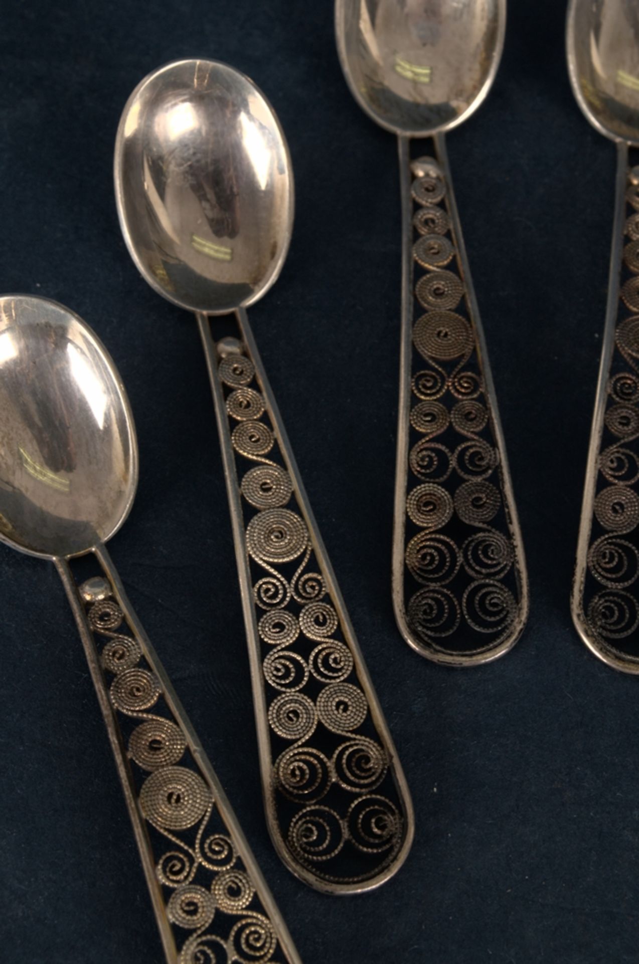6 Mokkalöffel, 835er Silber, in Filigran-Technik gestaltete Löffelgriffe, Länge je ca. 8,5 cm, - Bild 4 aus 6