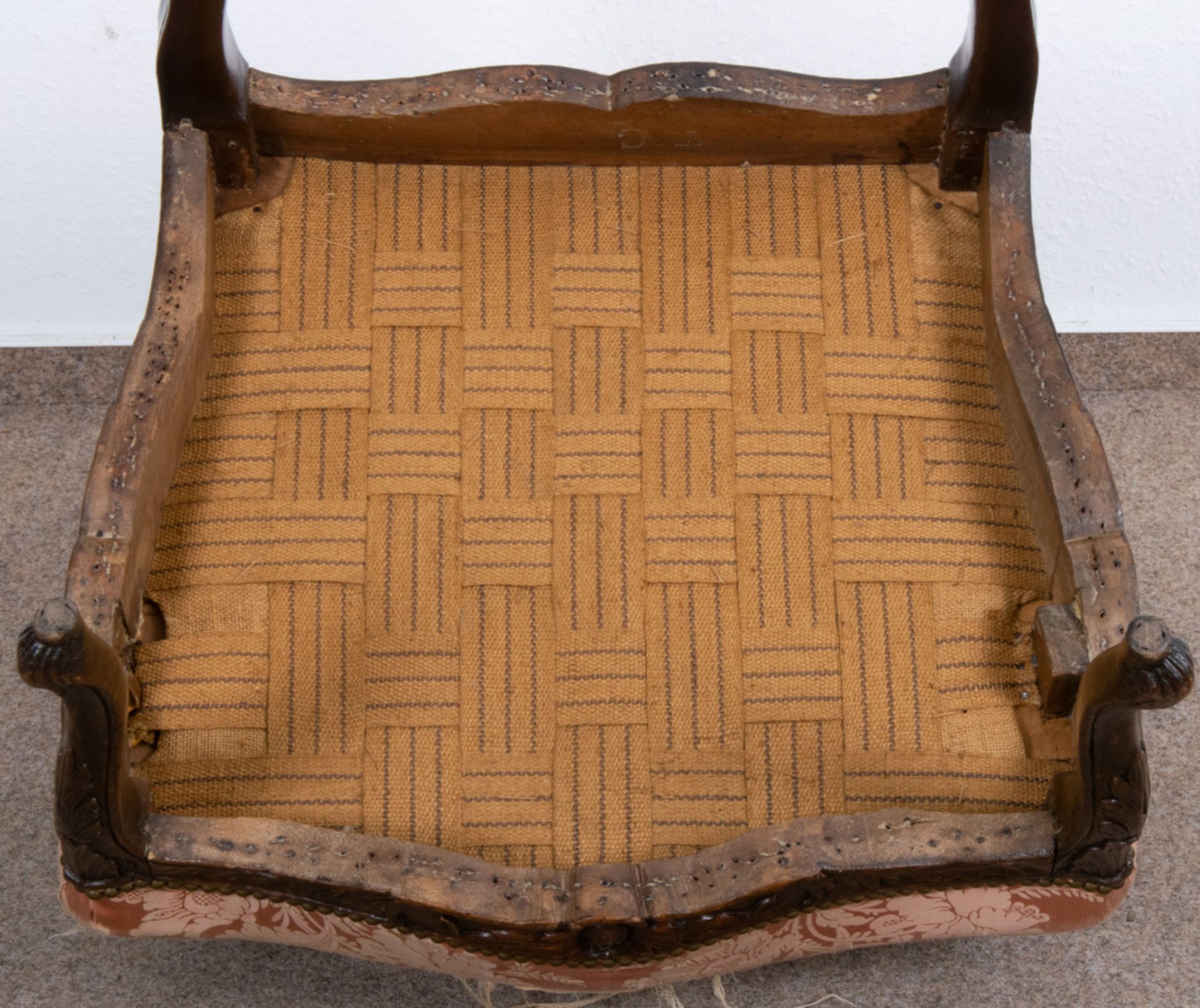 Louis XV Fauteuil/Armlehnstuhl, Barock 18./19. Jhd. Zarge monogrammiert: "T. G.". Geschnitztes - Bild 14 aus 15