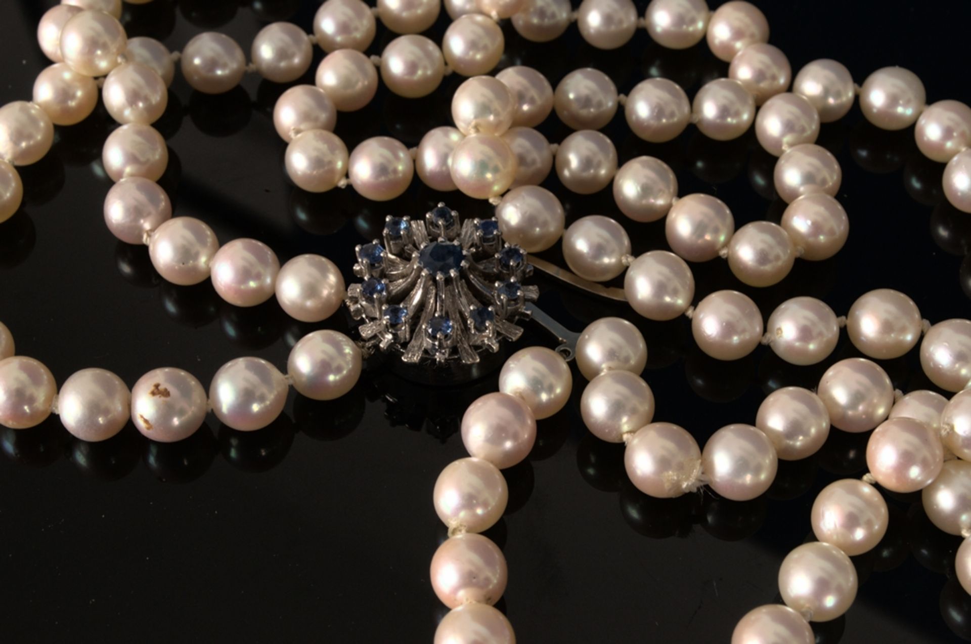 Elegante, zweireihige Perlenkette mit Weißgold-Sicherheitsverschluß, dieser mit Saphirbesatz. - Bild 4 aus 13