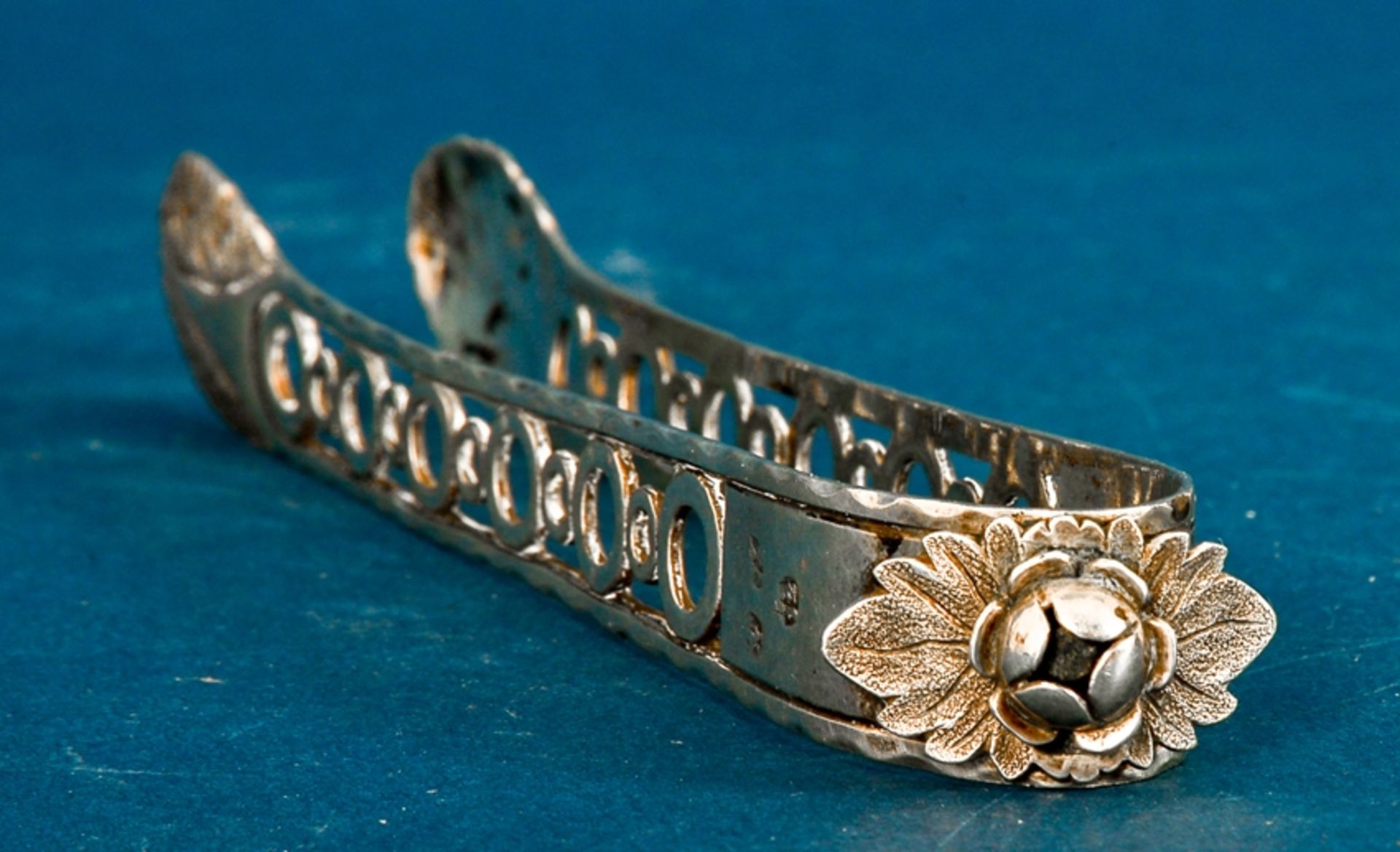 Antike Zuckerzange, 12lötiges Silber, prachtvoll mit applizierter Rose gearbeitete Zange mit teils - Image 3 of 6