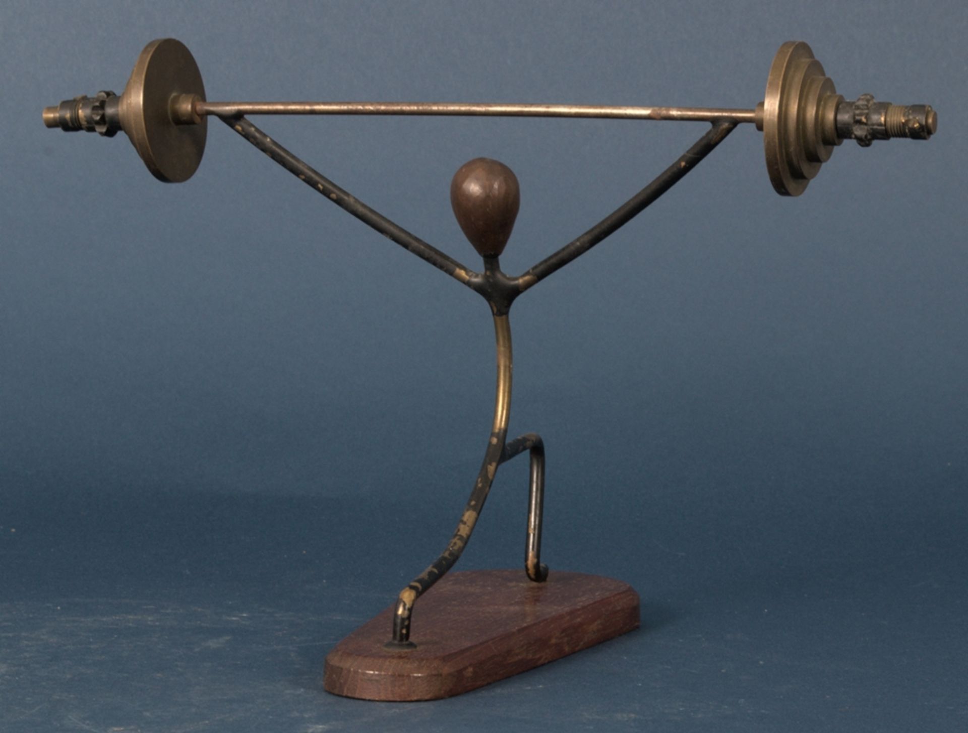 "Gewichtheber" auf Edelholztafel, sich in der Bewegung befindliche Drahtfigur. Ca. 19 x 29 x 19 cm. - Bild 6 aus 7