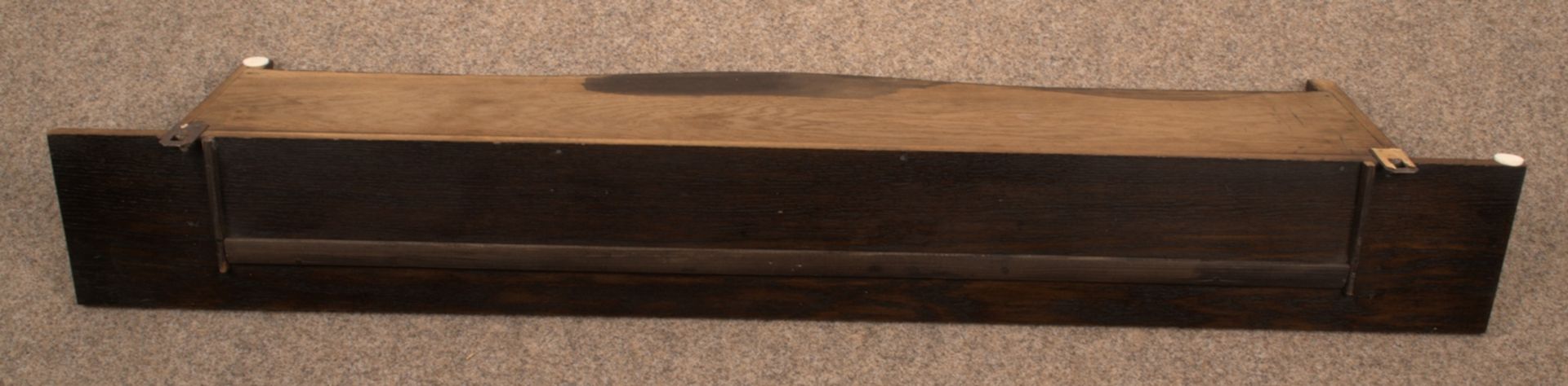 Wandregal, Eiche, 1920er/30er Jahre, Länge ca. 120 cm, gepflegter Erhalt. Obenauf mit nachträglich - Image 4 of 6
