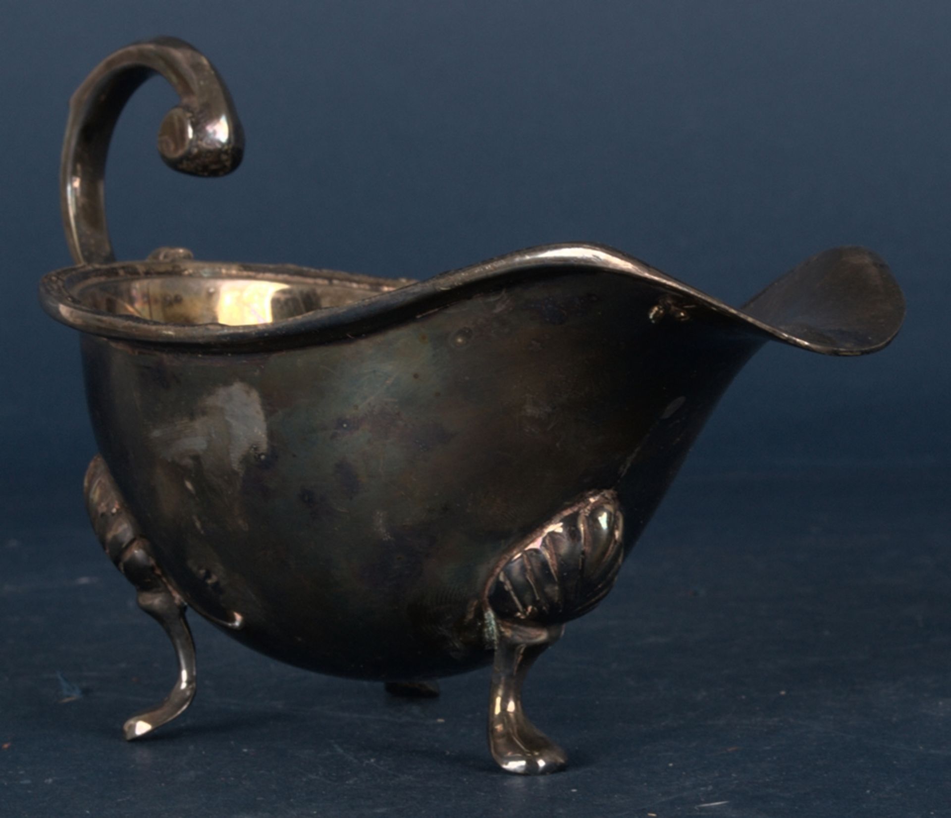 Schwere Henkelsauciere. Versilberter Metallkorpus, Länge ca. 19 cm. Schöner, gebrauchter Erhalt. - Bild 4 aus 6