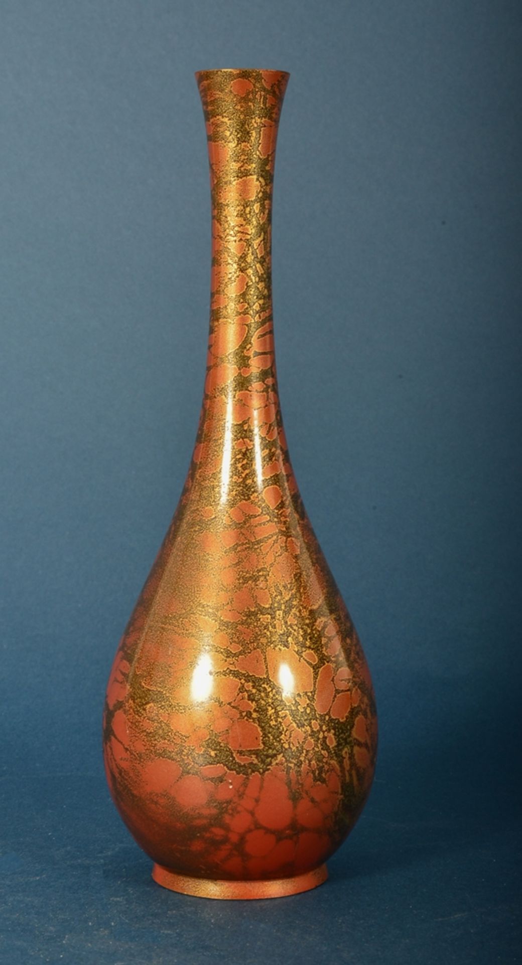 Feine Bronze Vase, Japan 20. Jhd., in Rot- und Goldtönen changierende Patina/Färbung auf schwarzem