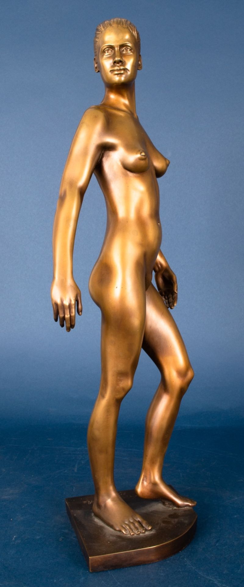 "Mädchen auf dem Weg" (Original Titel), multiple, goldbraun patinierte Bronze des Karl-Ludwig - Bild 3 aus 15