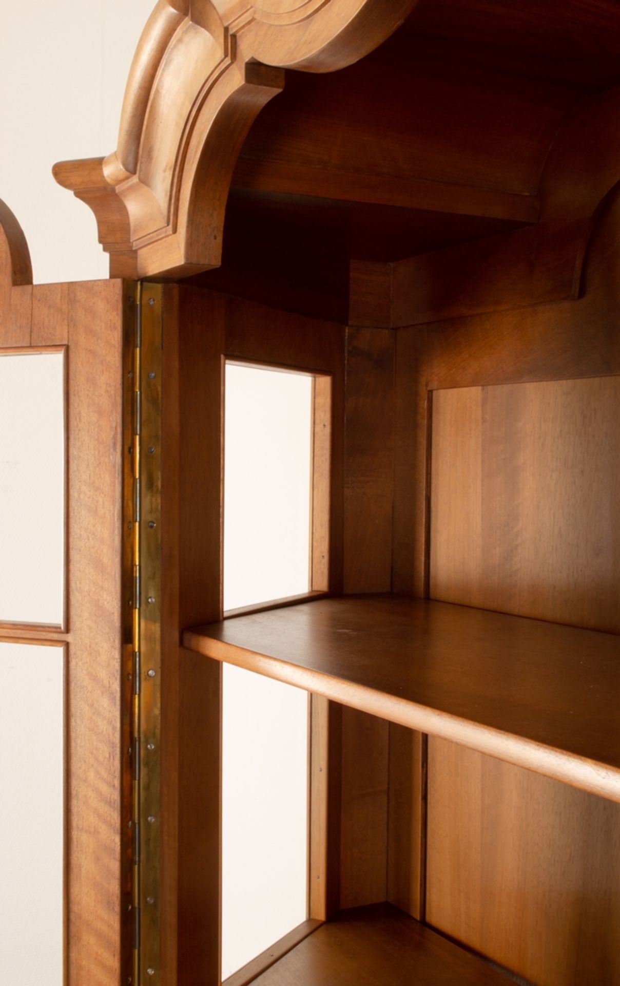 Großer, zweitüriger Bücherschrank, Barockstil, 2. Drittel 20. Jhd., Nussbaum massiv & furniert, - Image 3 of 10