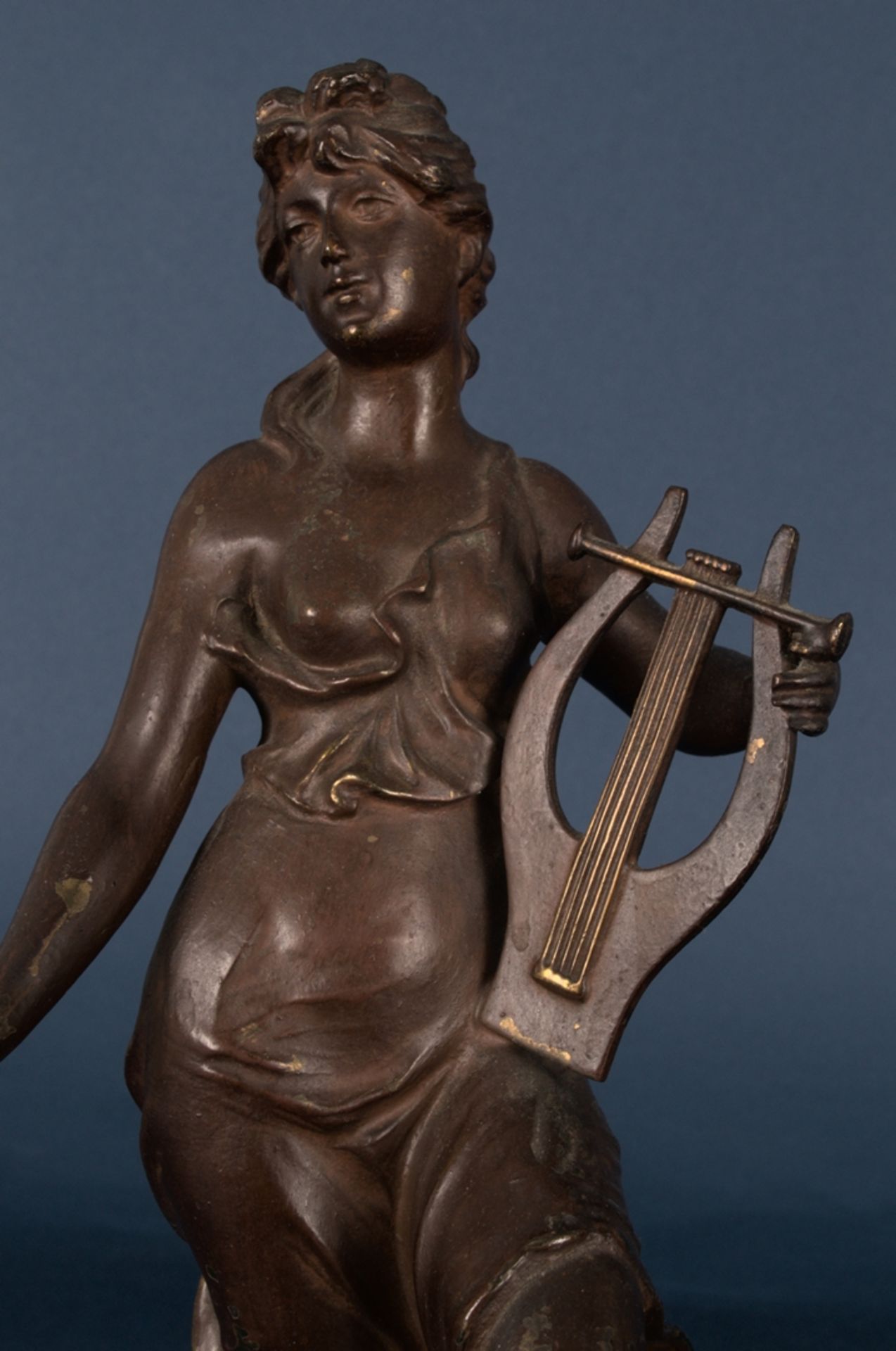 "Allegorie der Musik", bronzierte Metallgussfigur auf getreppem Onyxsockel montiert, zwei Finger der - Bild 2 aus 12