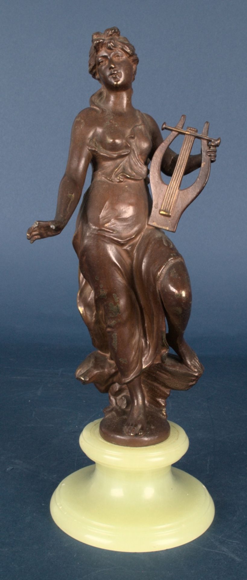 "Allegorie der Musik", bronzierte Metallgussfigur auf getreppem Onyxsockel montiert, zwei Finger der - Bild 12 aus 12
