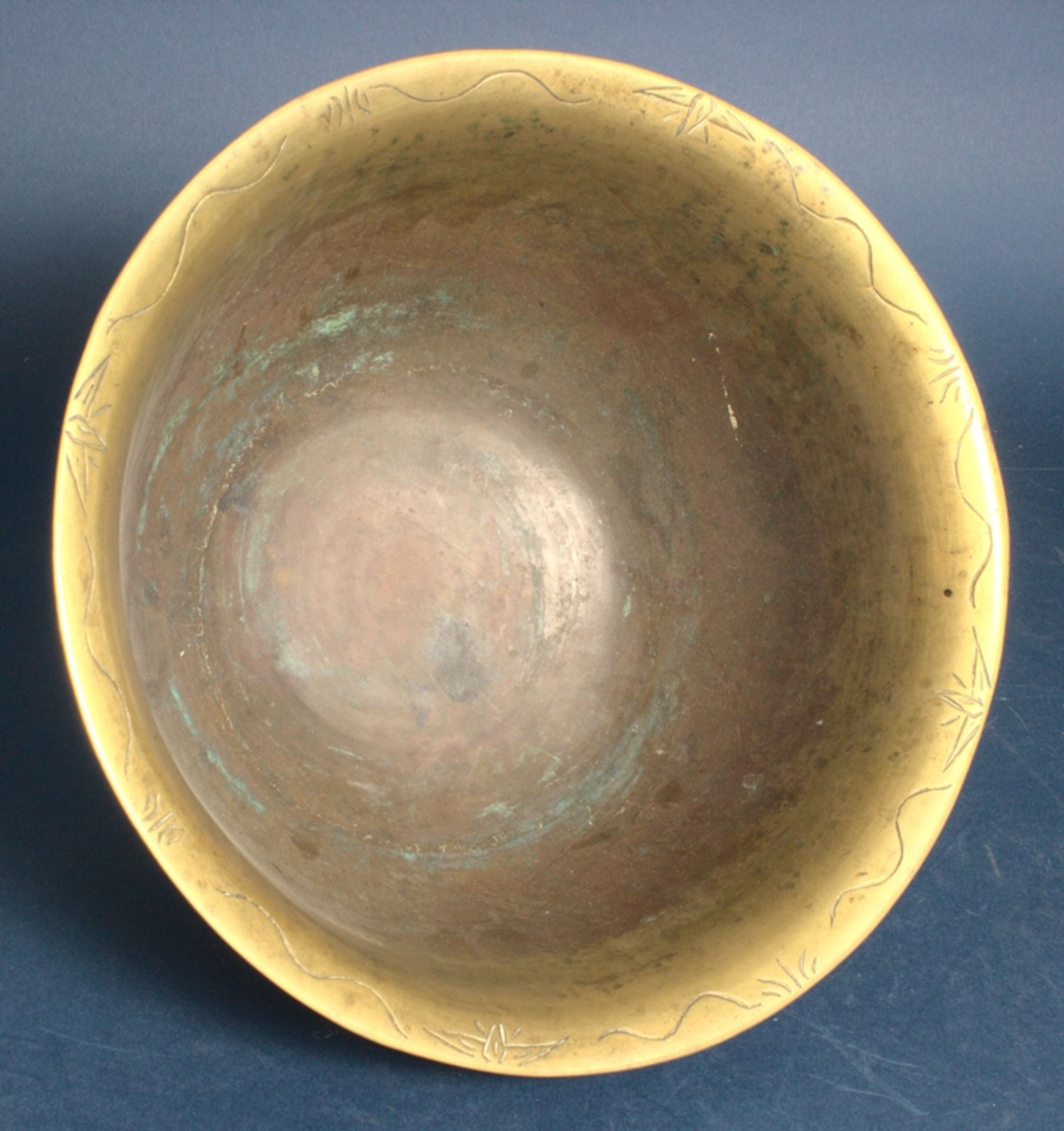 Runde Obstschale. Messingbronze. Versch. Dekor. Boden bez.: Made in China". 20./21. Jhd. Höhe ca. 16 - Bild 8 aus 9