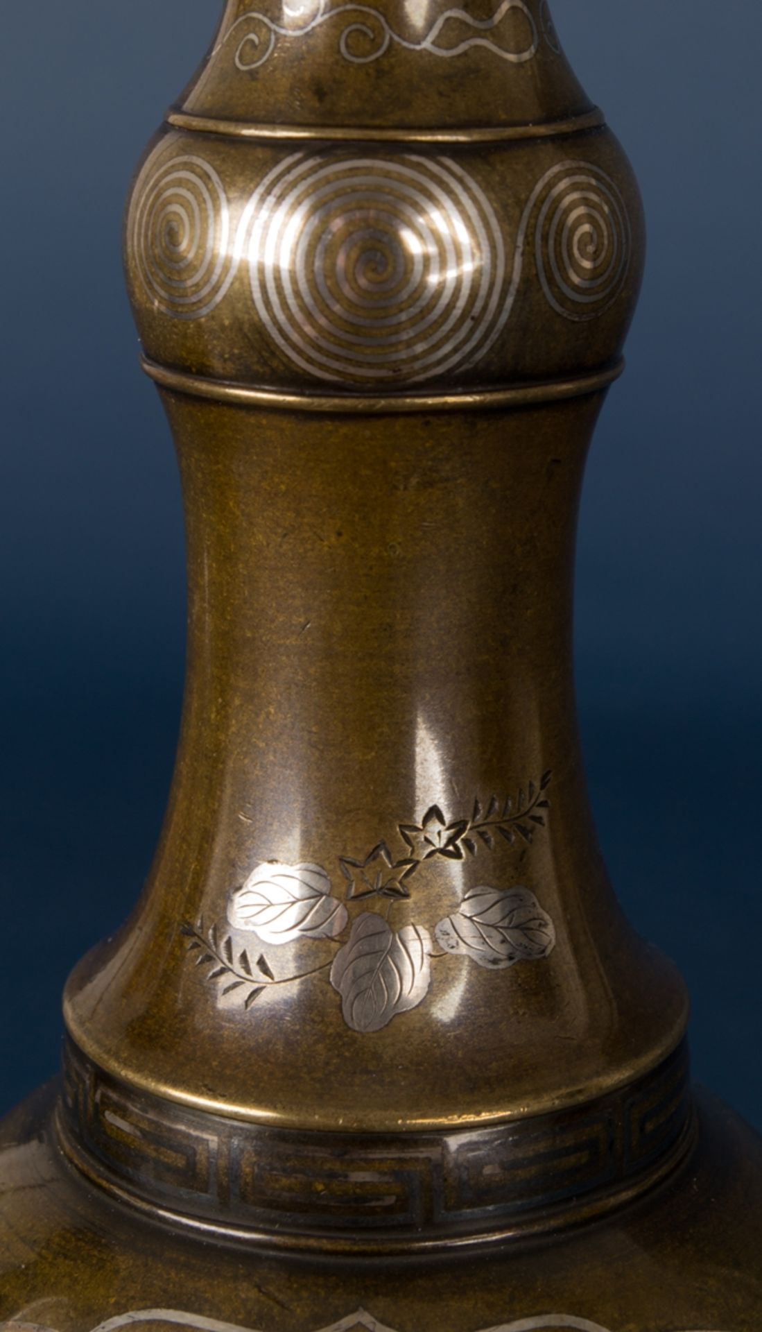 Paar Tischvasen, Japan Ende 19. Jhd. Bronze, floraler, teilweise Gold- & Silber tauschierter - Bild 6 aus 9