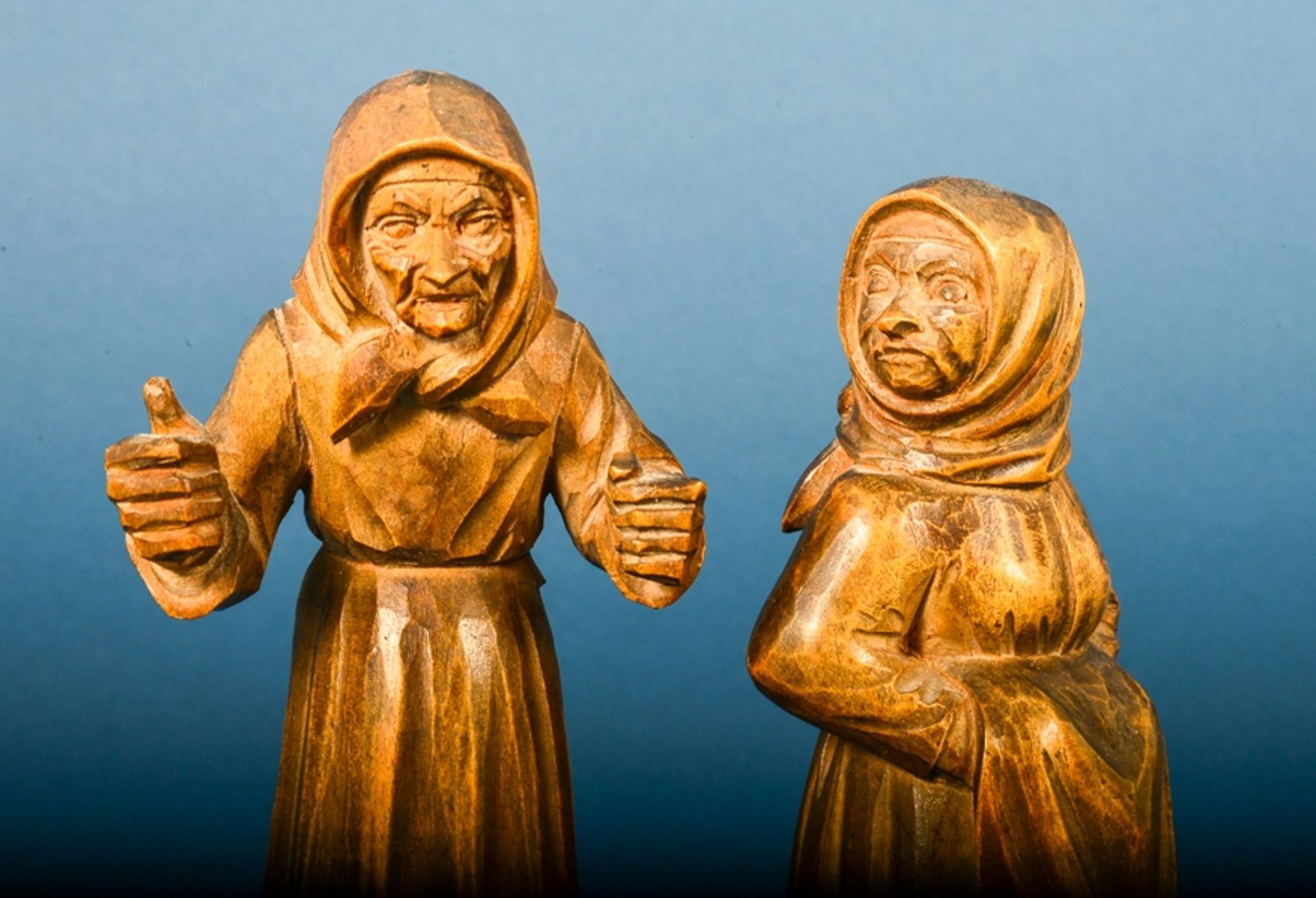 "Paar schnackende Bäuerinnen". Holz geschnitzt. Höhe ca. 15 bzw. 16 cm. Schöner Erhalt. - Bild 2 aus 8