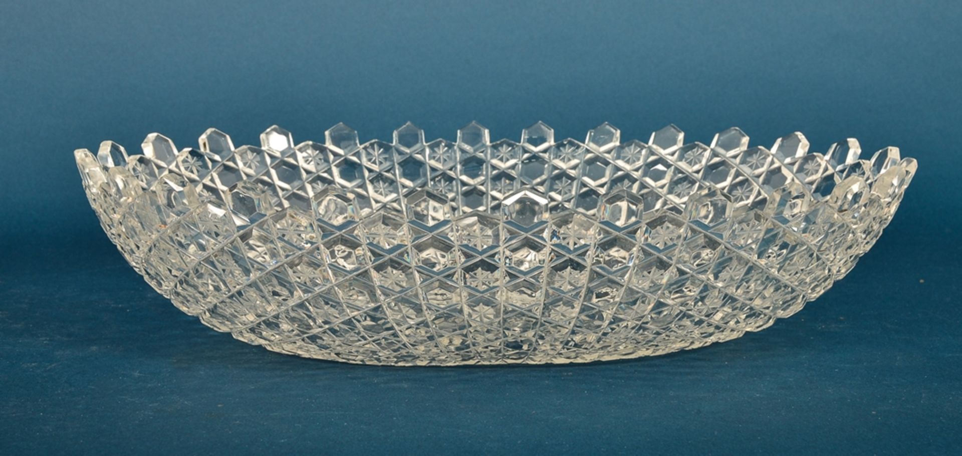 Große, ovale Kristallglas Schüssel, Länge ca. 38 cm, sehr schöner Erhalt, wohl 1930er Jahre. - Image 3 of 4