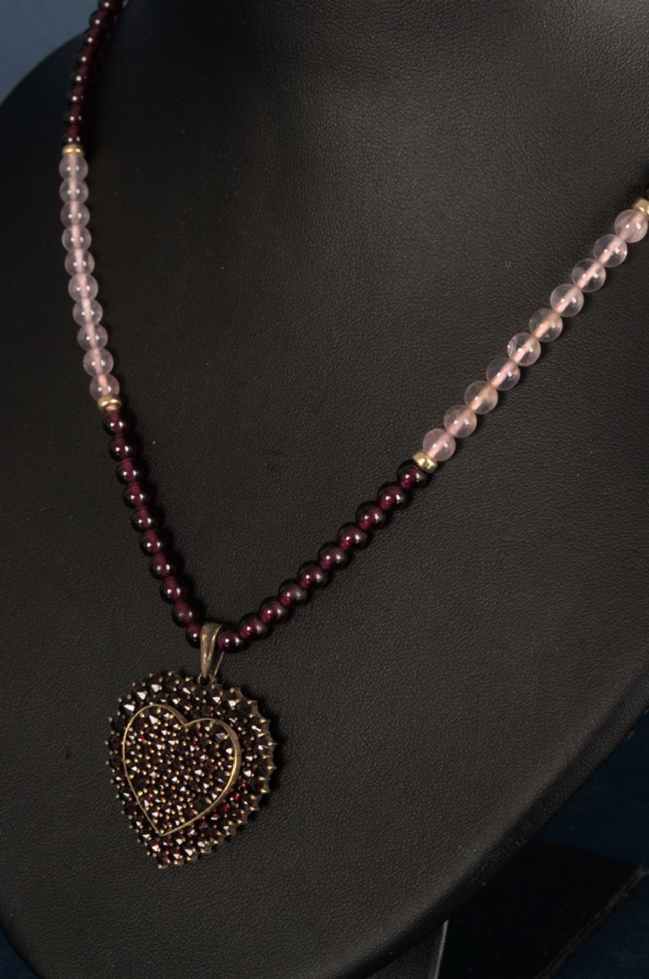 Zeitlose Halskette mit Granat besetztem Herz-Anhänger, Sicherheitsverschluß aus 333er Gelbgold, - Bild 8 aus 8