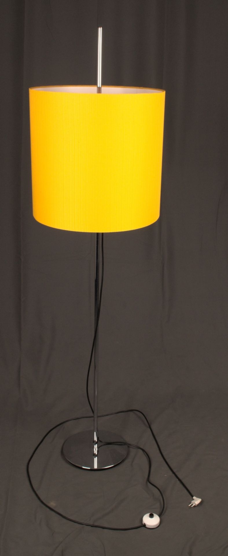 Klassische Stehlampe, höhenverstellbarer, mit Stoff bespannter Lampenschirm auf/an verchromtem