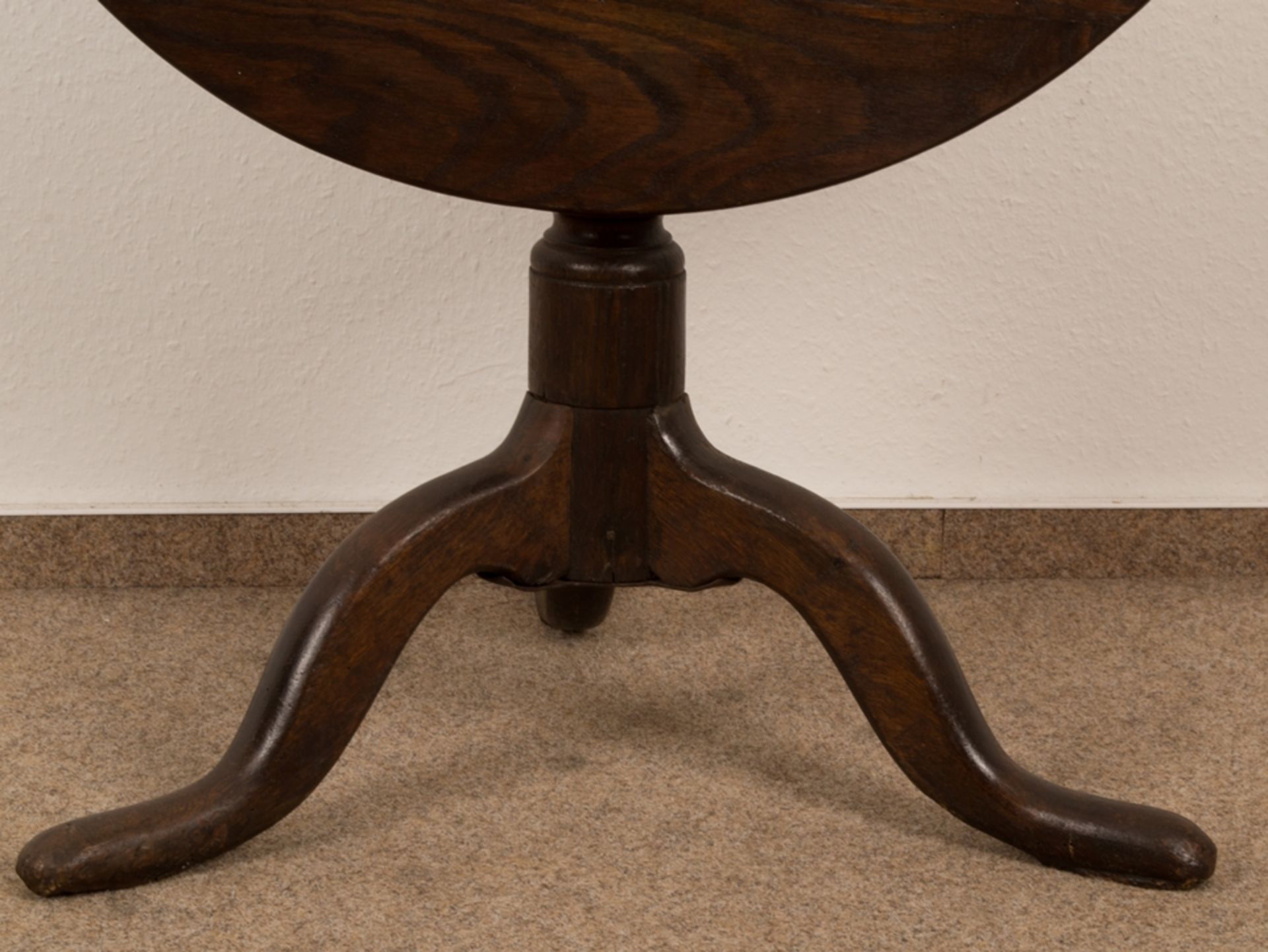 Antiker "Tripod-Table", England, 19. Jhd., dreibeiniges Tischgestell (Ulme oder Eiche) mit - Bild 6 aus 7