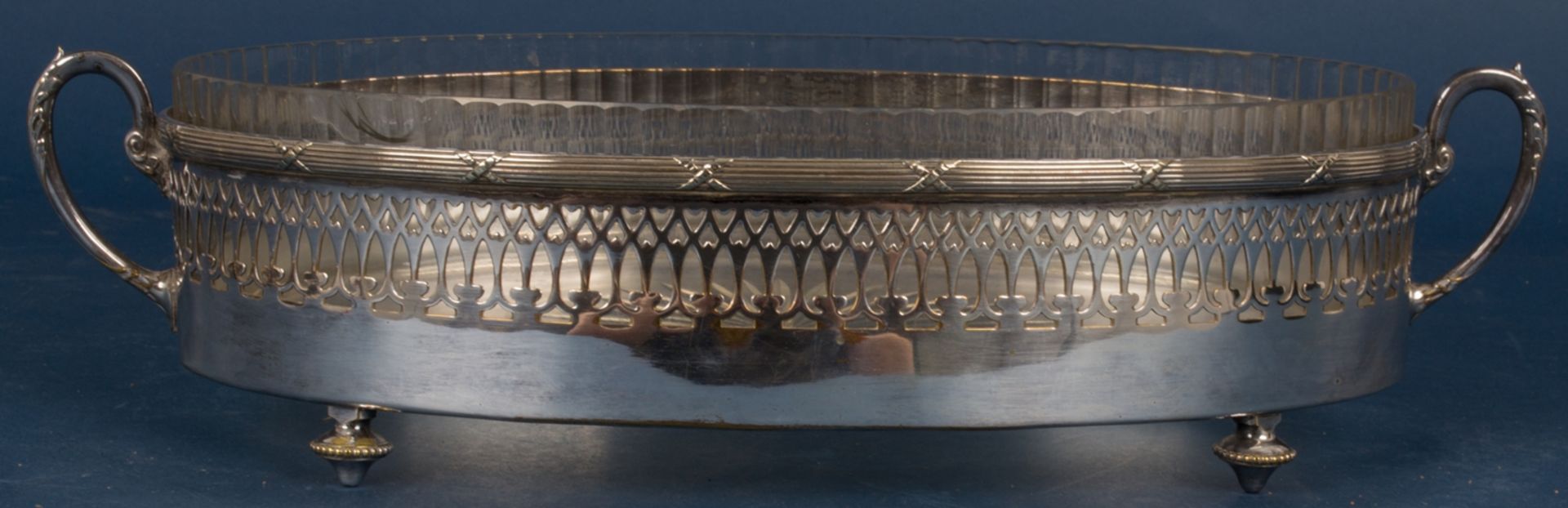 Ovale Jardiniere mit orig. Glaseinsatz (gechipt), Versilberung stellenweise verputzt. Länge ca. 37 - Image 2 of 7
