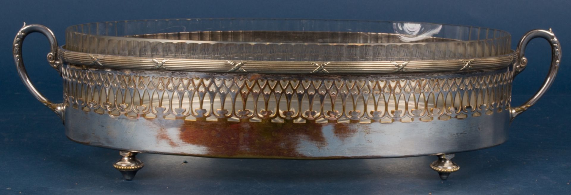 Ovale Jardiniere mit orig. Glaseinsatz (gechipt), Versilberung stellenweise verputzt. Länge ca. 37