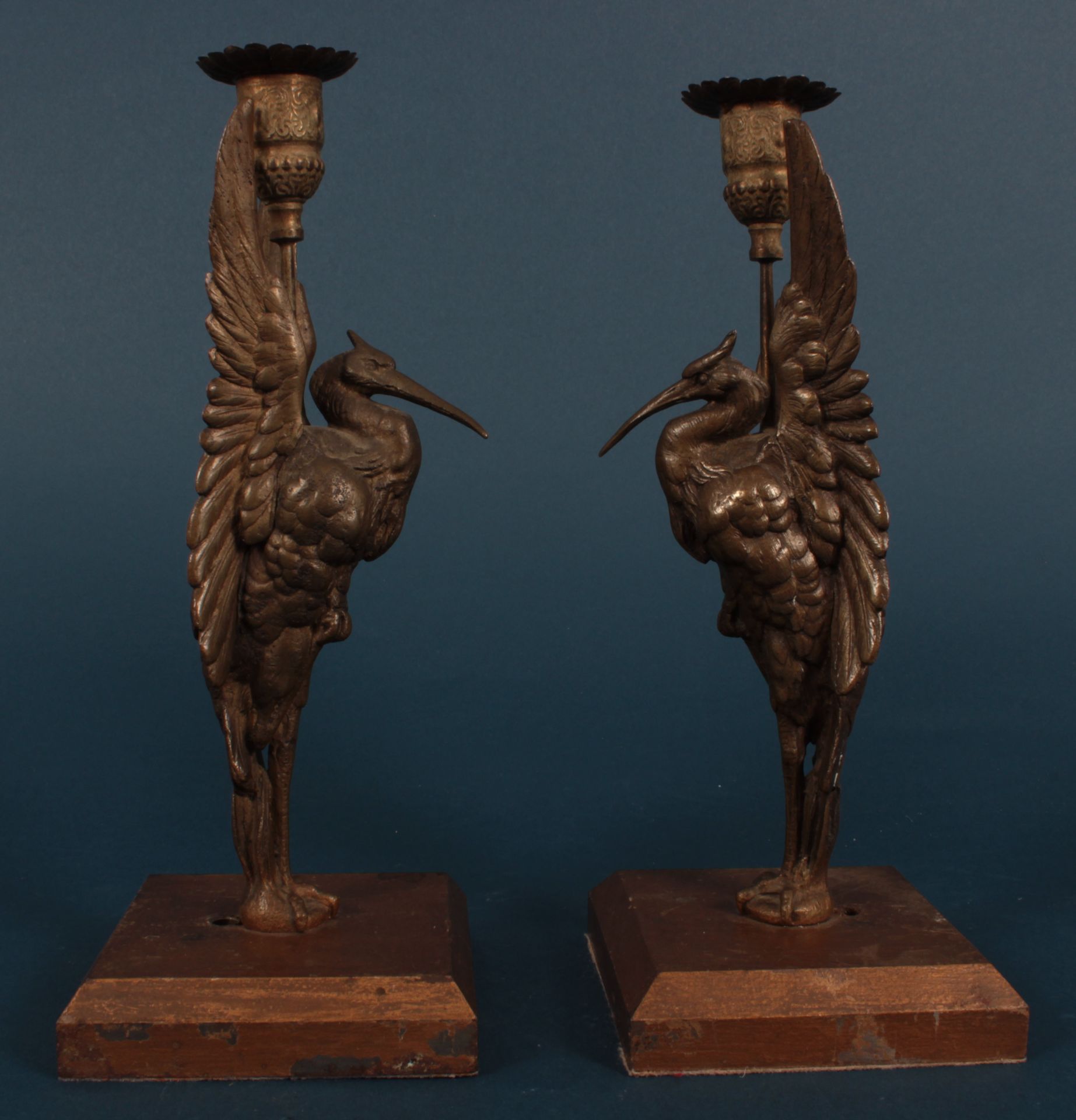 Paar einflammiger Tischlampen in Form eines stehenden Vogels mit hochgerecktem Gefieder. Höhe ca. - Bild 6 aus 6