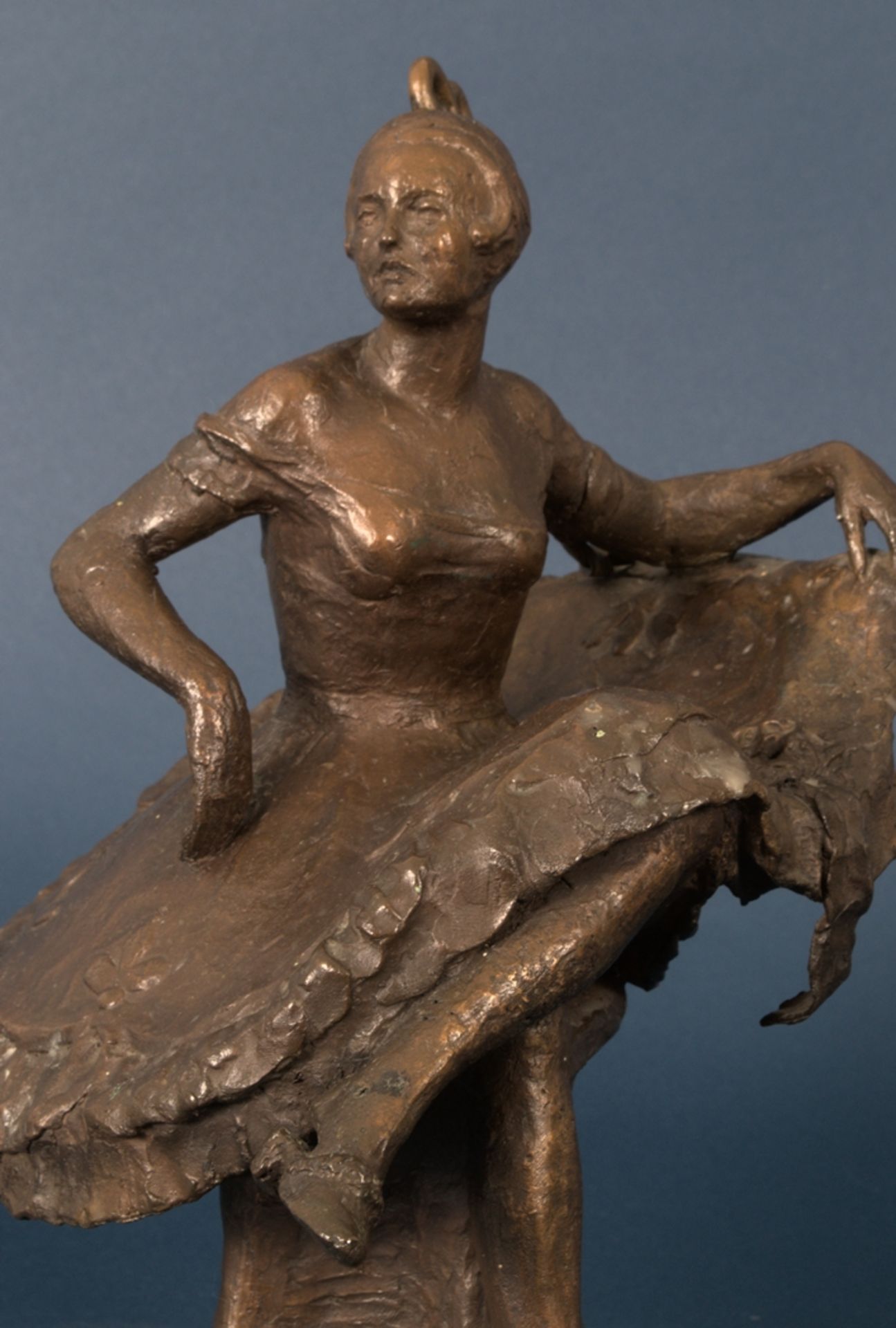 "IREN(E) EDEN ALS ZERBINETTA" - bräunlich patinierte Bronze einer schlanken jungen Frau auf einem - Bild 2 aus 27