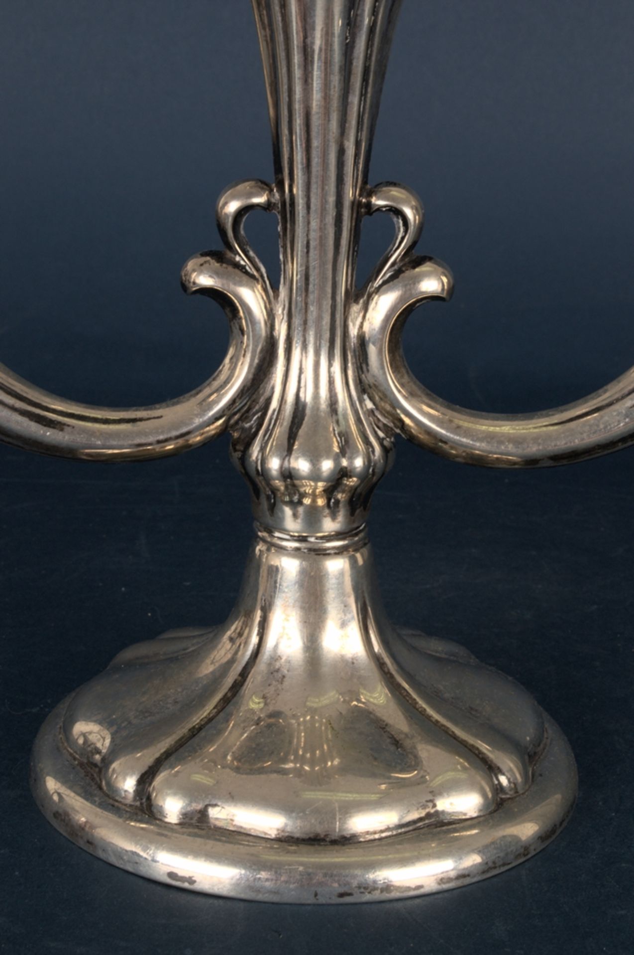 3armiger Tischkerzenleuchter, 1930er/40er Jahre, ca. 560 gr. 835er Silber. Höhe ca. 22 cm, Länge ca. - Image 3 of 9